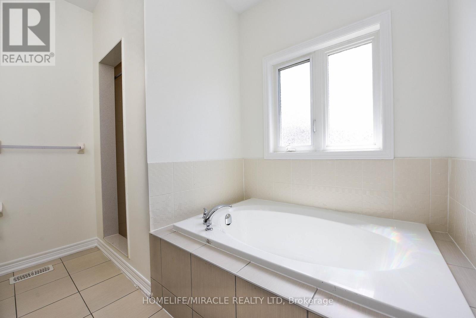 418 Royal West Drive, Brampton, Ontario  L6X 5K1 - Photo 15 - W13132092