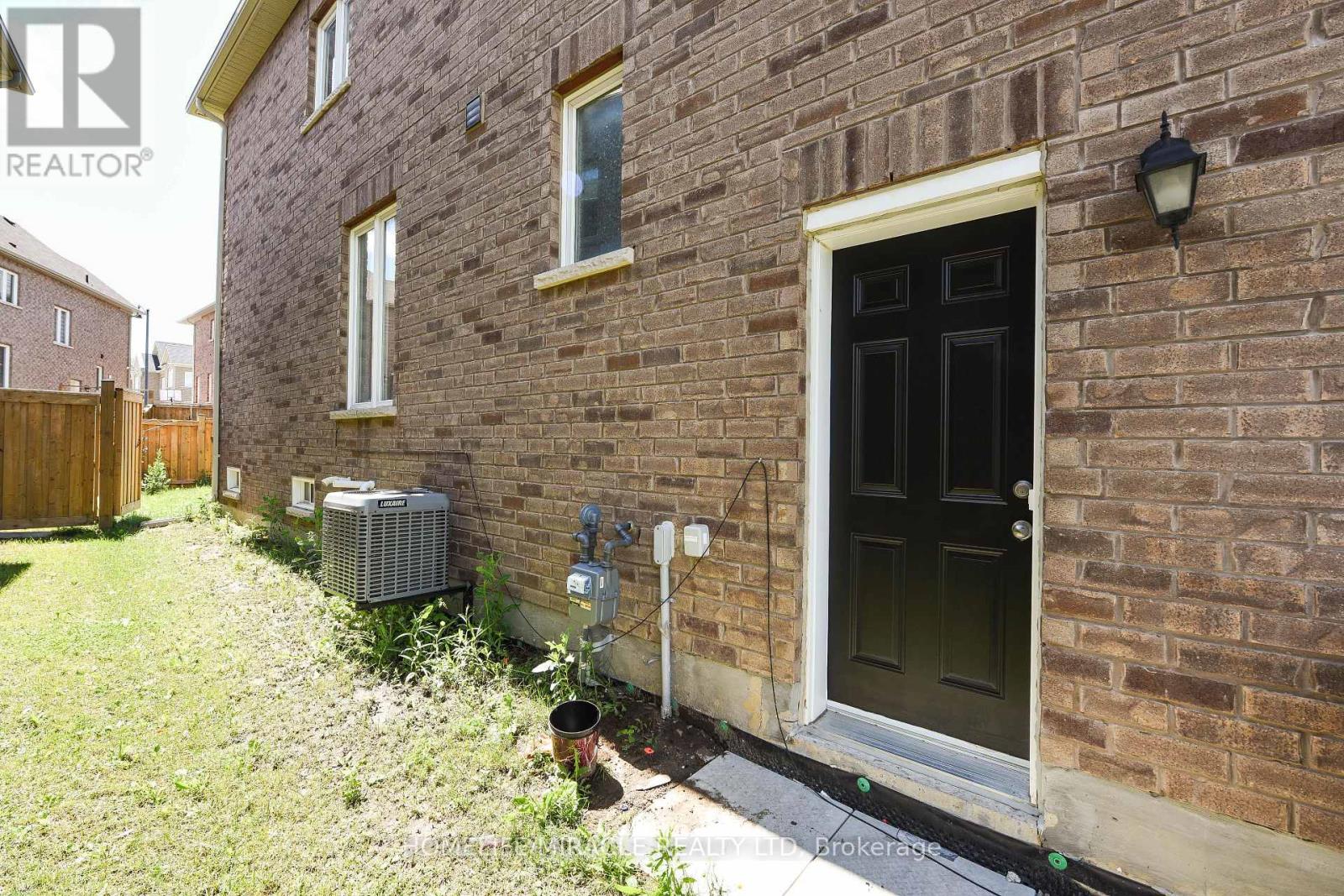 418 Royal West Drive, Brampton, Ontario  L6X 5K1 - Photo 3 - W13132092