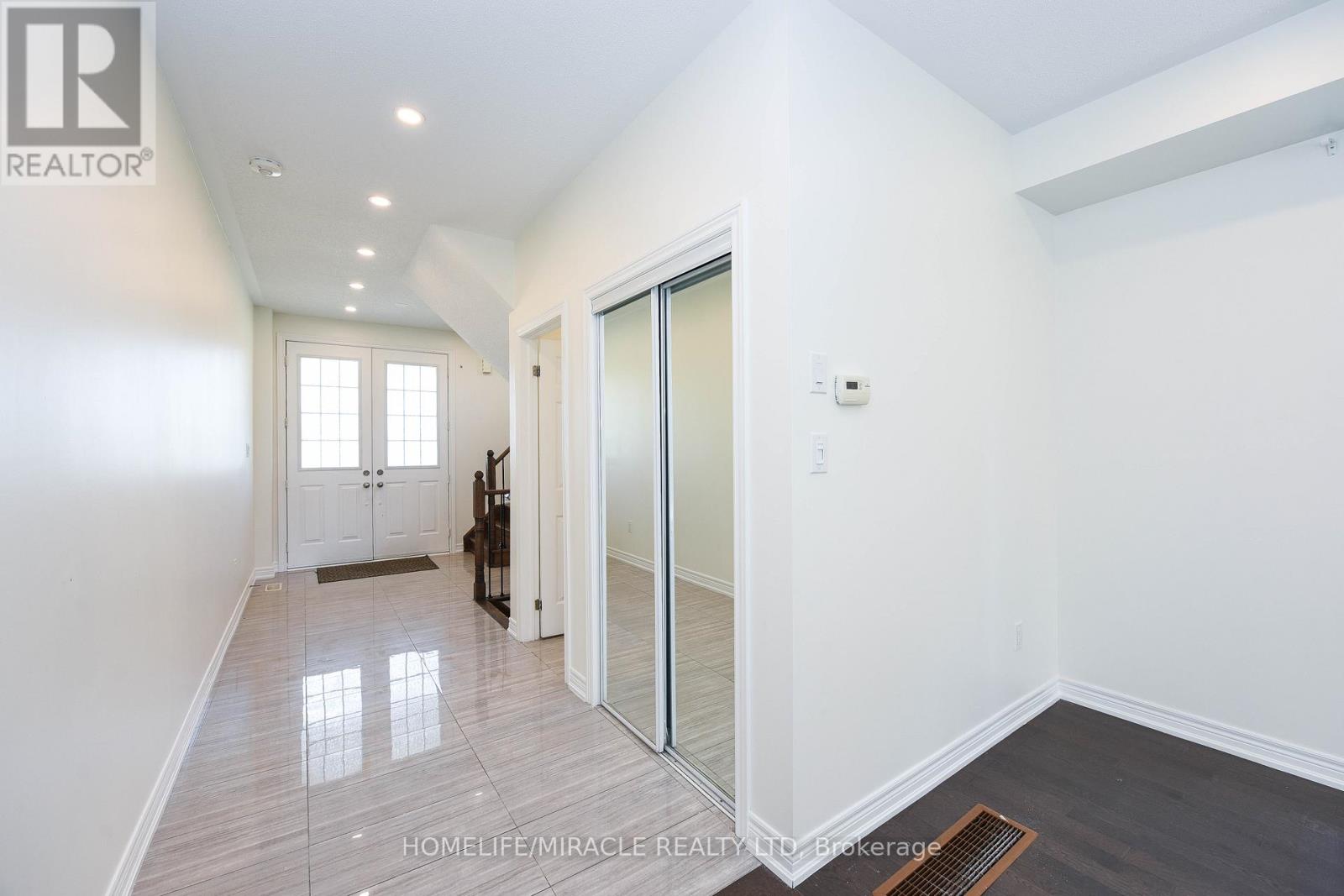 418 Royal West Drive, Brampton, Ontario  L6X 5K1 - Photo 6 - W13132092