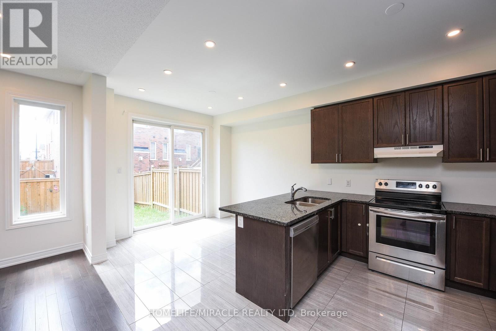 418 Royal West Drive, Brampton, Ontario  L6X 5K1 - Photo 8 - W13132092