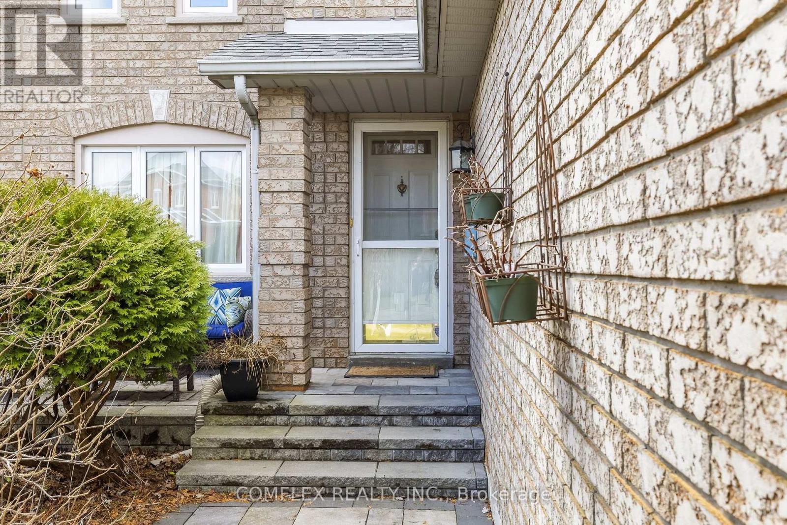 1045 Beaver Valley Crescent E, Oshawa, Ontario  L1J 8N2 - Photo 4 - E13132136