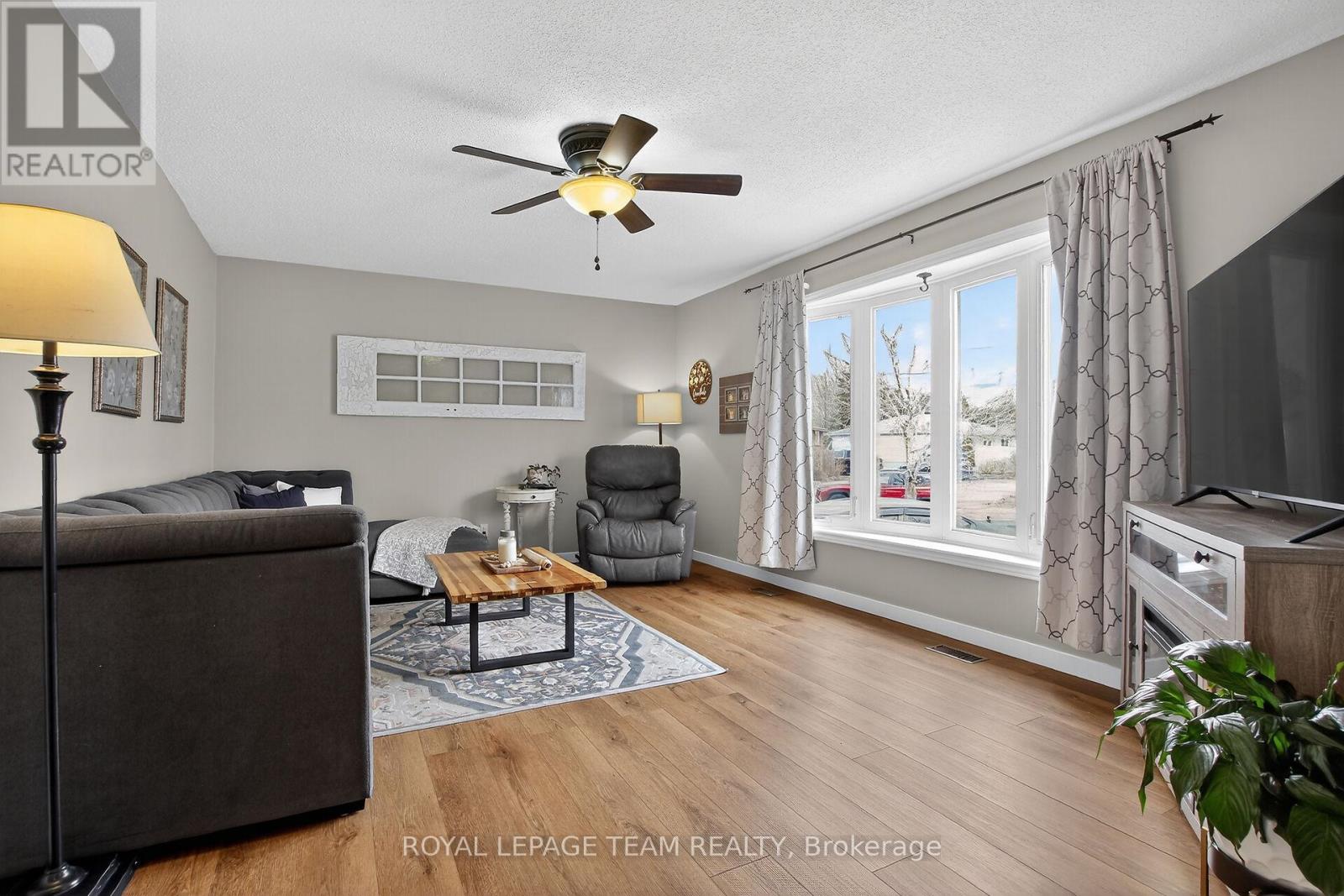 44 Ballantrae Way, Ottawa, Ontario K2L 1N5 - Photo 2 - X13132334