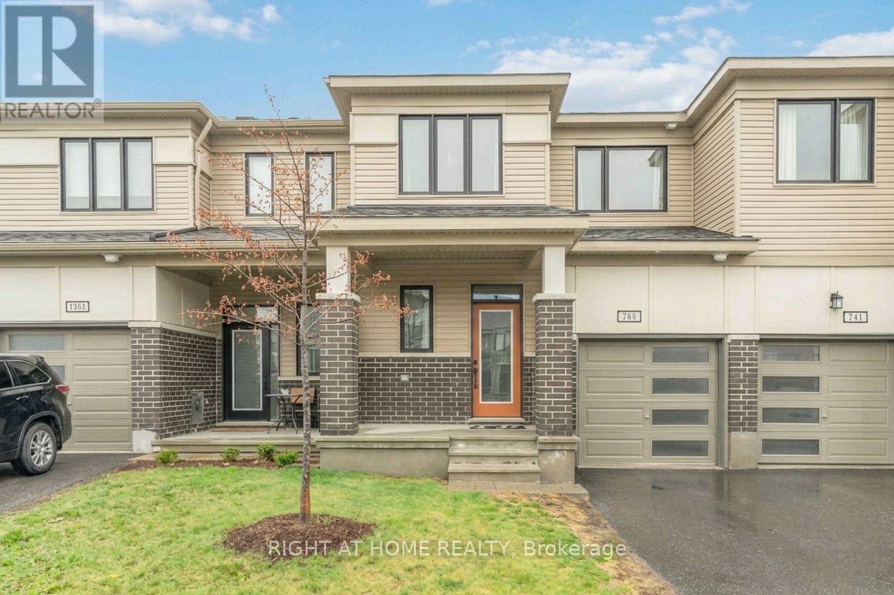 709 DERREEN AVENUE, Ottawa, Ontario