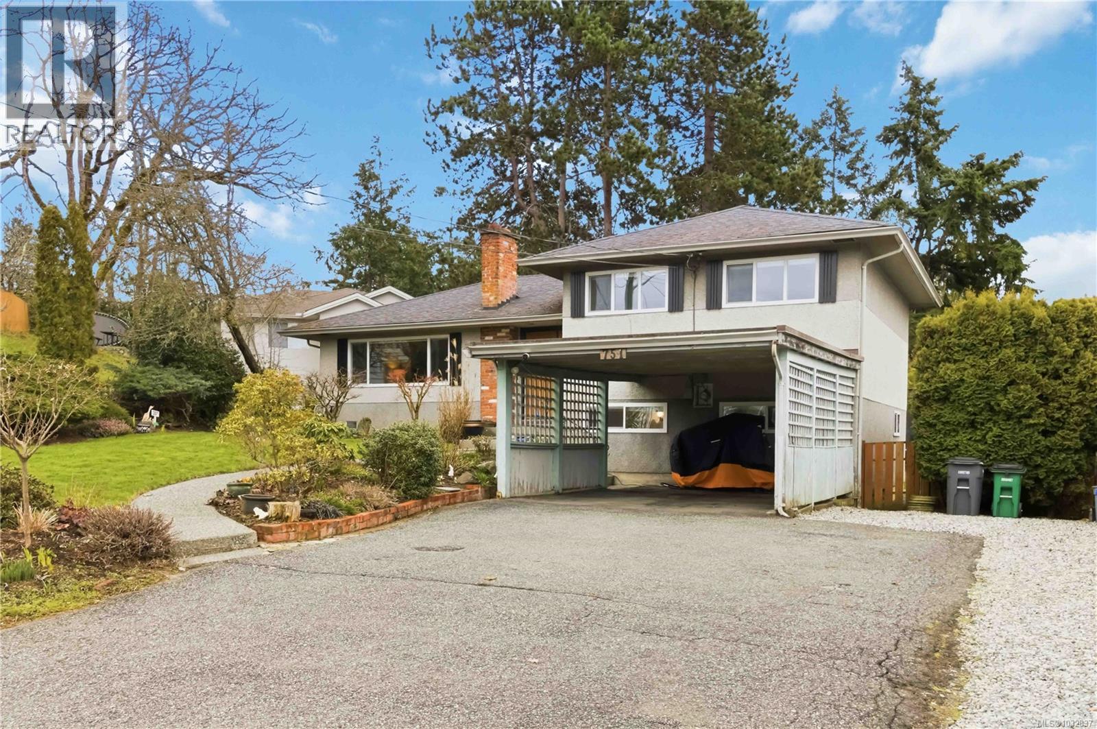 751 Cameo St, Saanich, British Columbia  V8X 3R9 - Photo 1 - 1032837