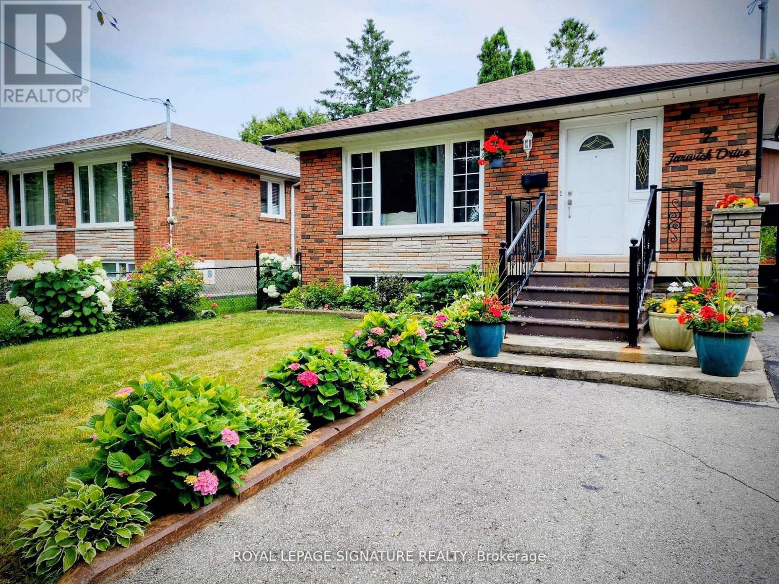 7 Jarwick Drive, Toronto, Ontario  M1H 2H1 - Photo 4 - E13132348