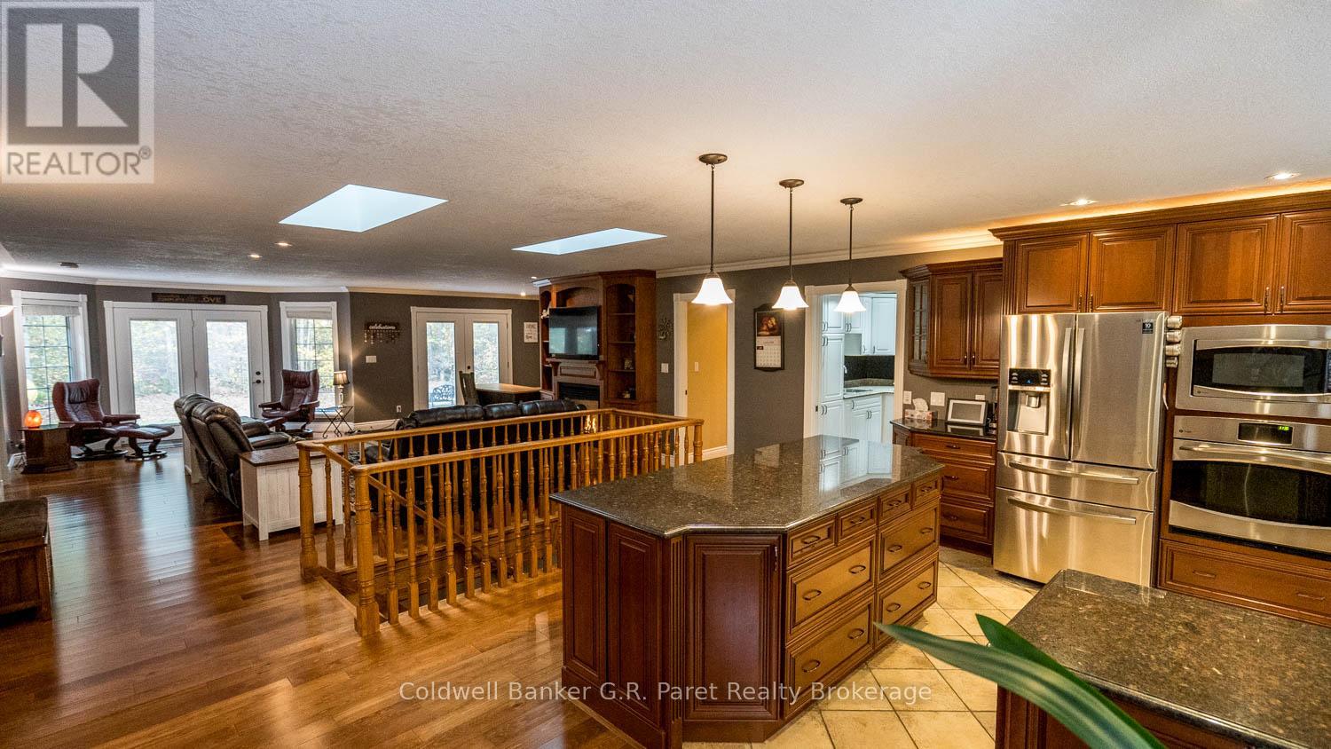 9862 Lakeshore Drive, Lambton Shores, Ontario  N0M 1T0 - Photo 11 - X12489656