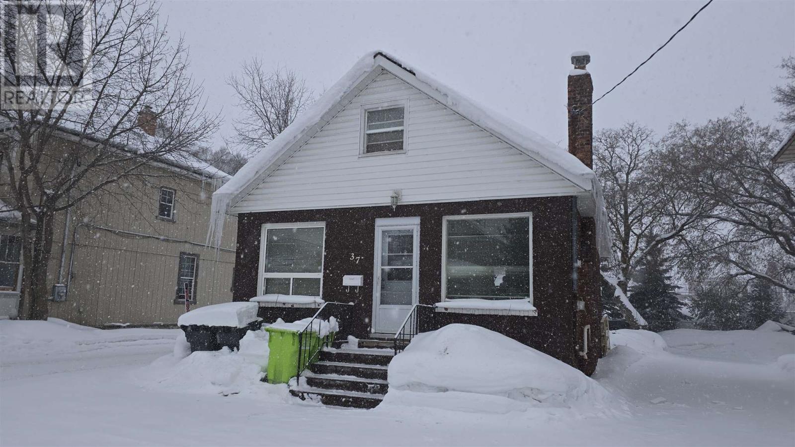 37 Albert St E, Sault Ste. Marie, Ontario  P6B 5A6 - Photo 1 - SM260263