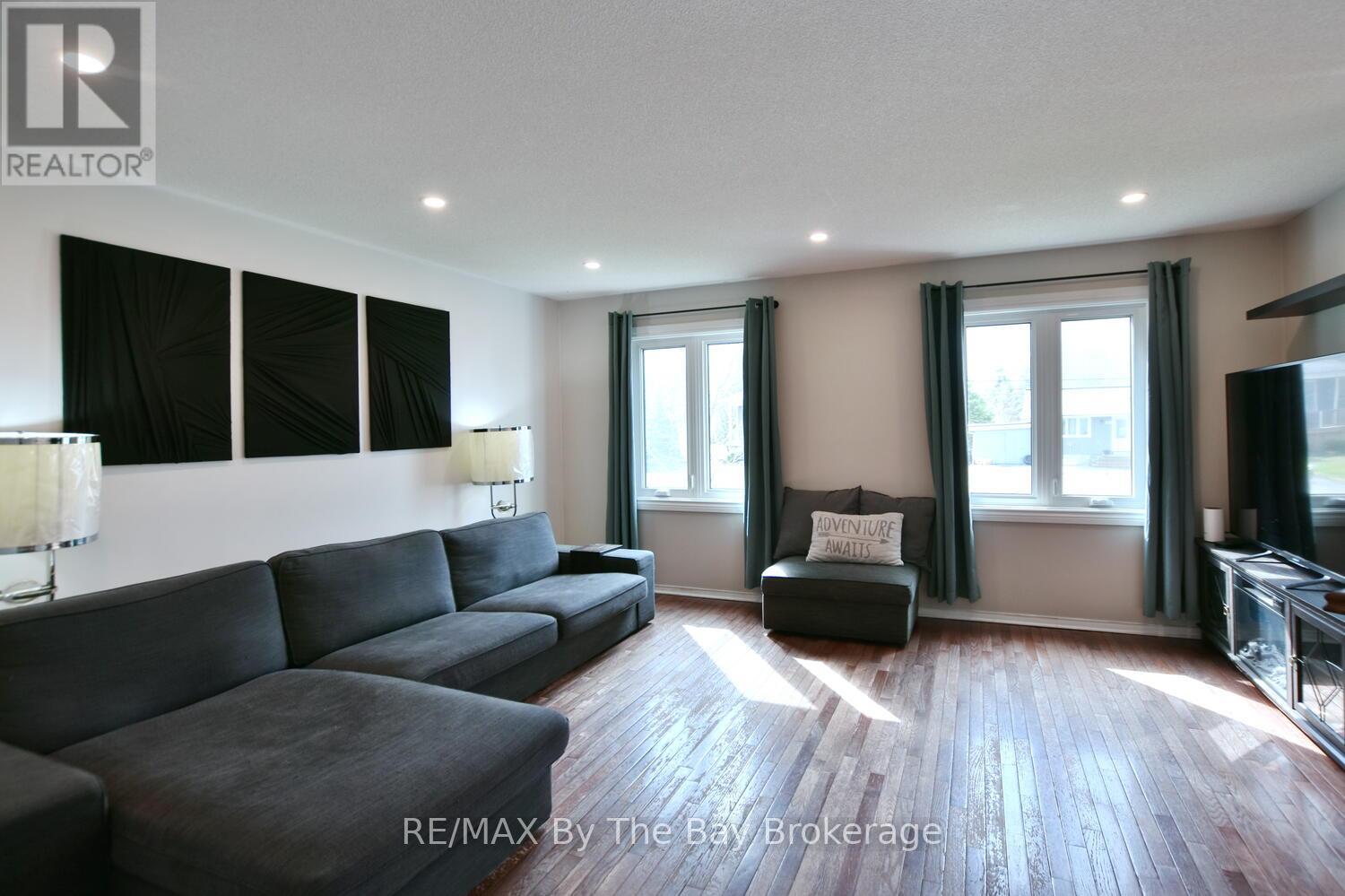 215 Montreal Street, Clearview (Stayner), Ontario  L0M 1S0 - Photo 5 - S13132462