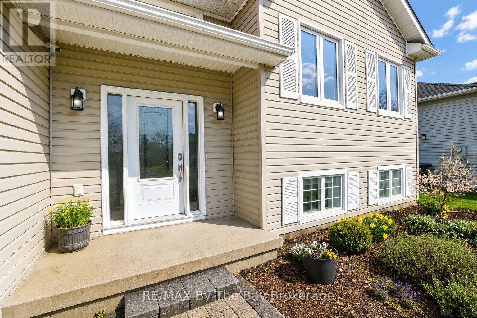 215 Montreal Street, Clearview (Stayner), Ontario  L0M 1S0 - Photo 6 - S13132462