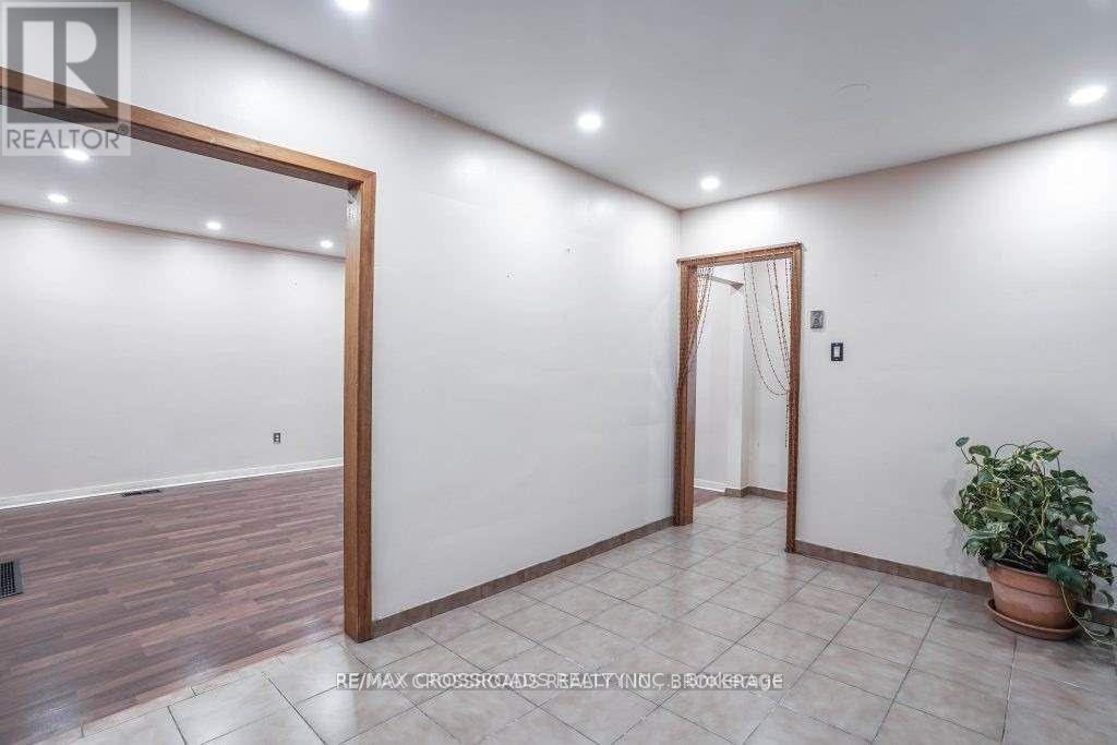 Main Floor - 28 Brenda Crescent, Toronto, Ontario  M1K 3C4 - Photo 5 - E13132566
