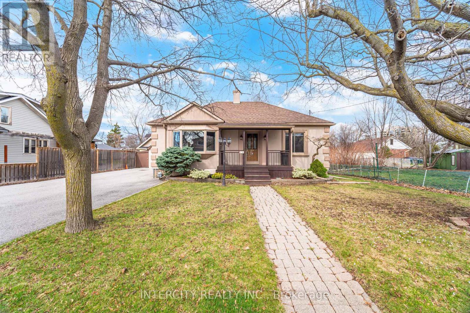 1a Sophia Street, Brampton, Ontario  L6V 1T8 - Photo 2 - W13132492