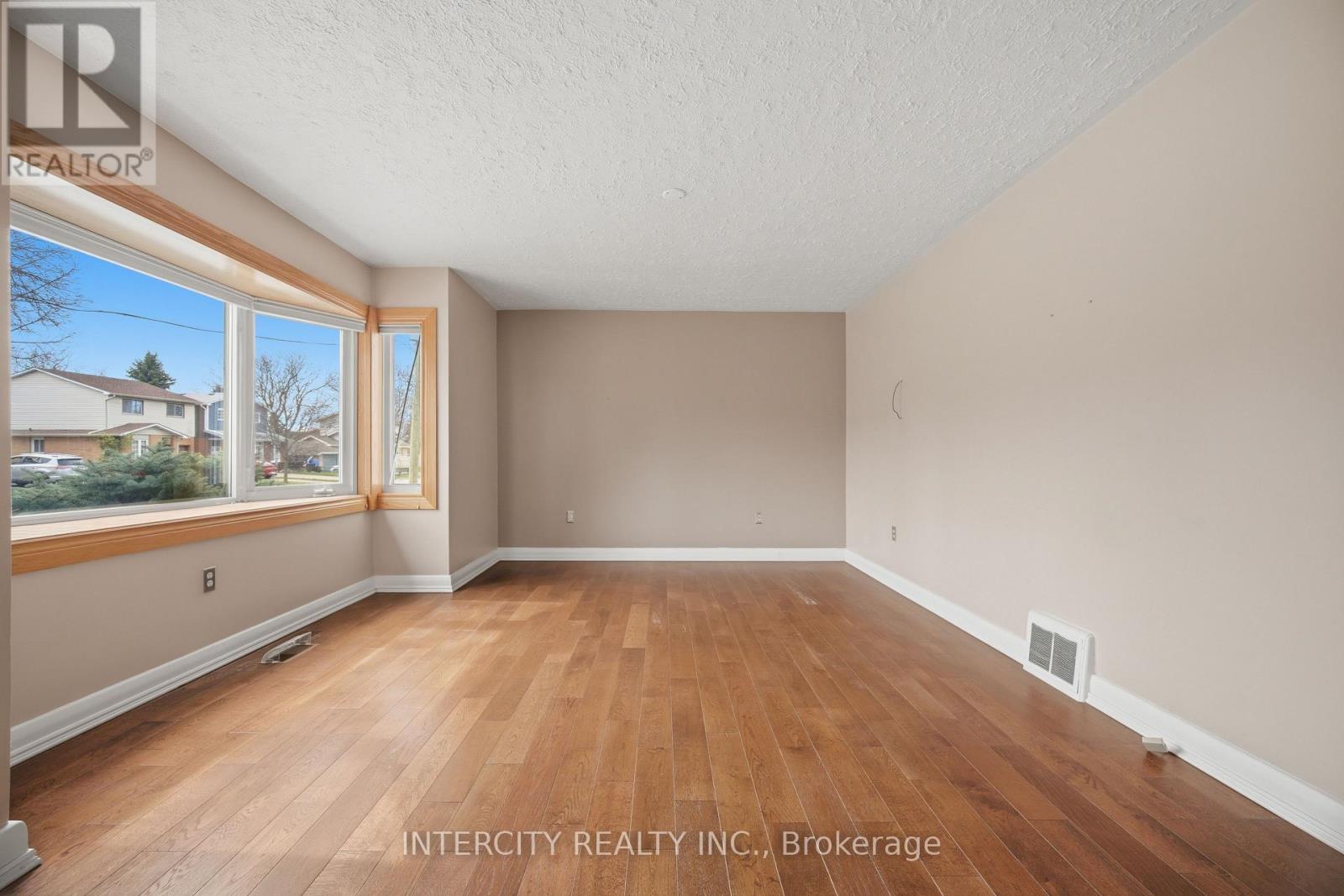 1a Sophia Street, Brampton, Ontario  L6V 1T8 - Photo 9 - W13132492