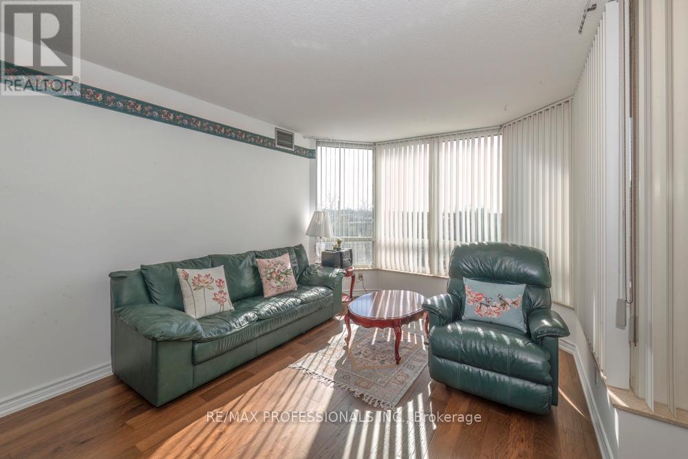 702 - 1320 Islington Avenue, Toronto, Ontario  M9A 5C6 - Photo 2 - W13132530