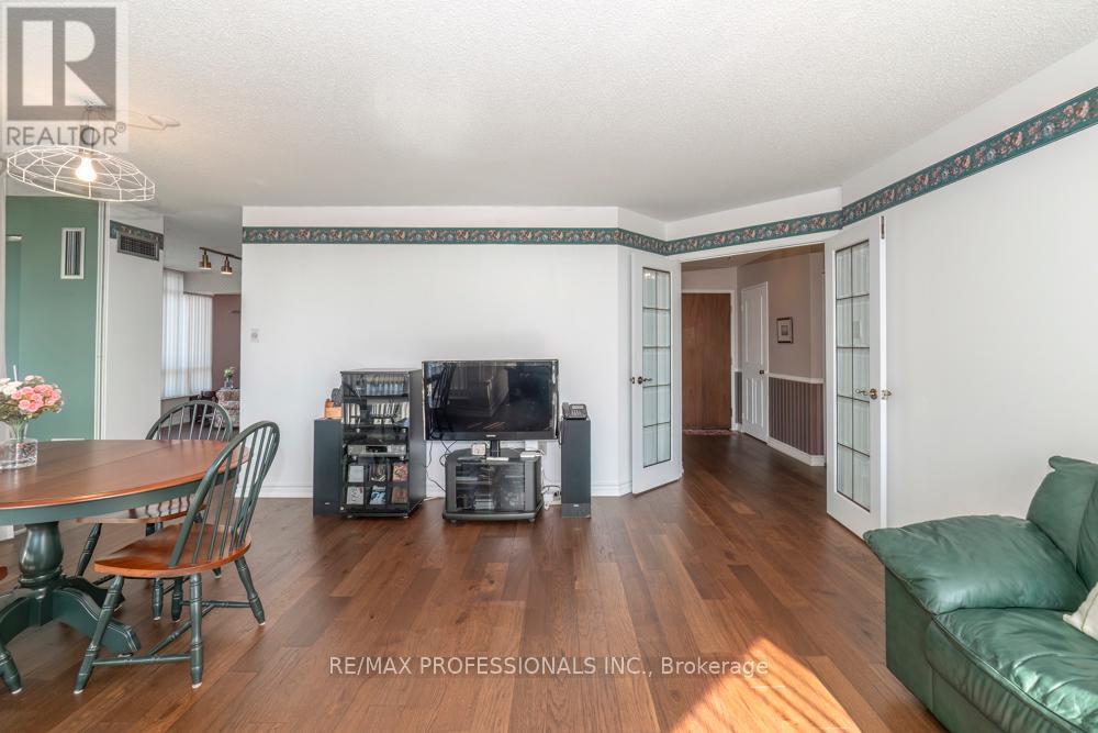 702 - 1320 Islington Avenue, Toronto, Ontario  M9A 5C6 - Photo 5 - W13132530
