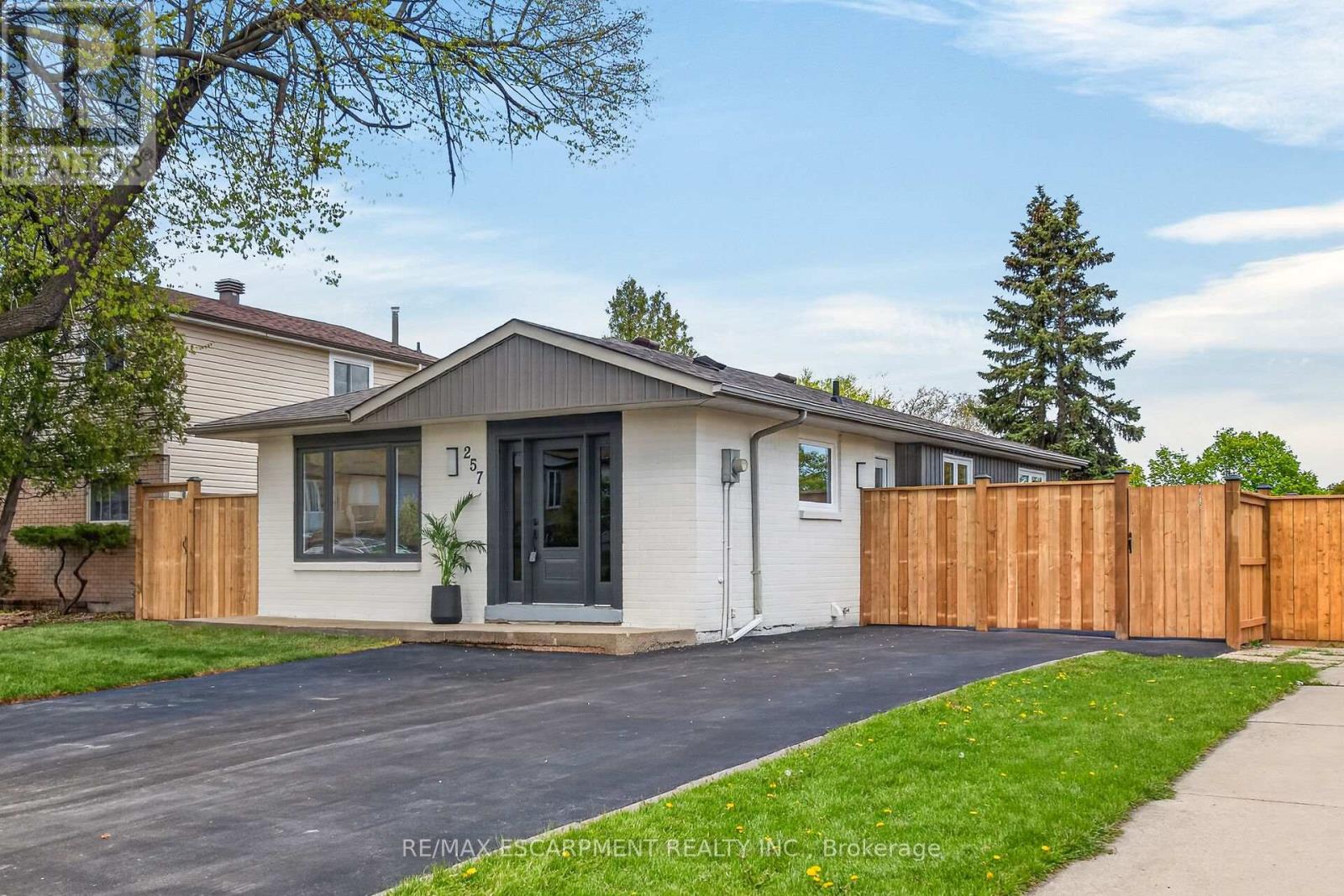 257 Queen Victoria Drive, Hamilton, Ontario  L8W 1G4 - Photo 1 - X13132532