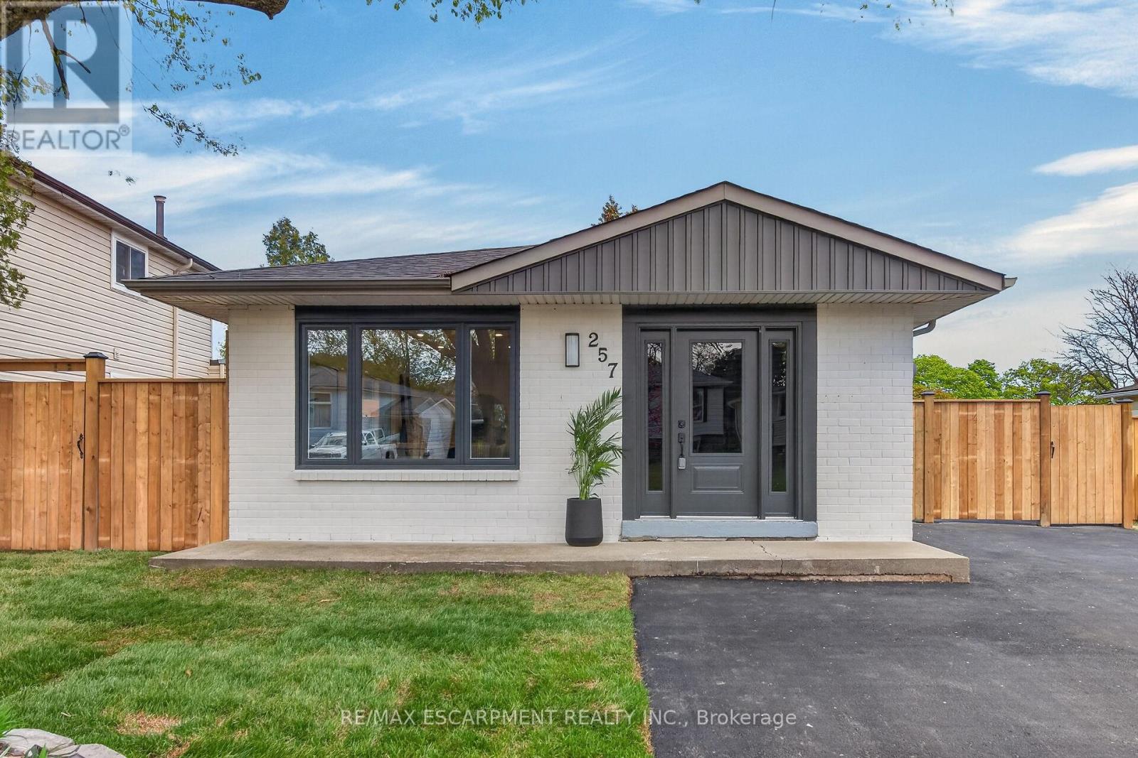 257 Queen Victoria Drive, Hamilton, Ontario  L8W 1G4 - Photo 2 - X13132532