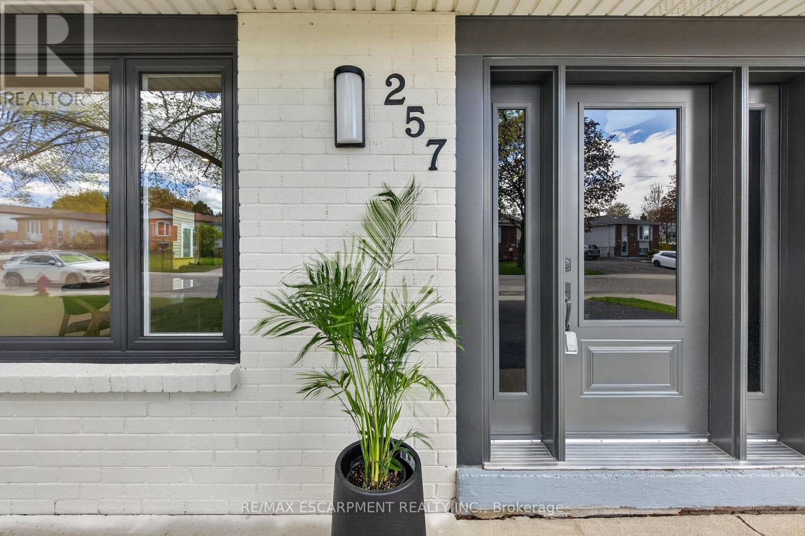 257 Queen Victoria Drive, Hamilton, Ontario  L8W 1G4 - Photo 3 - X13132532