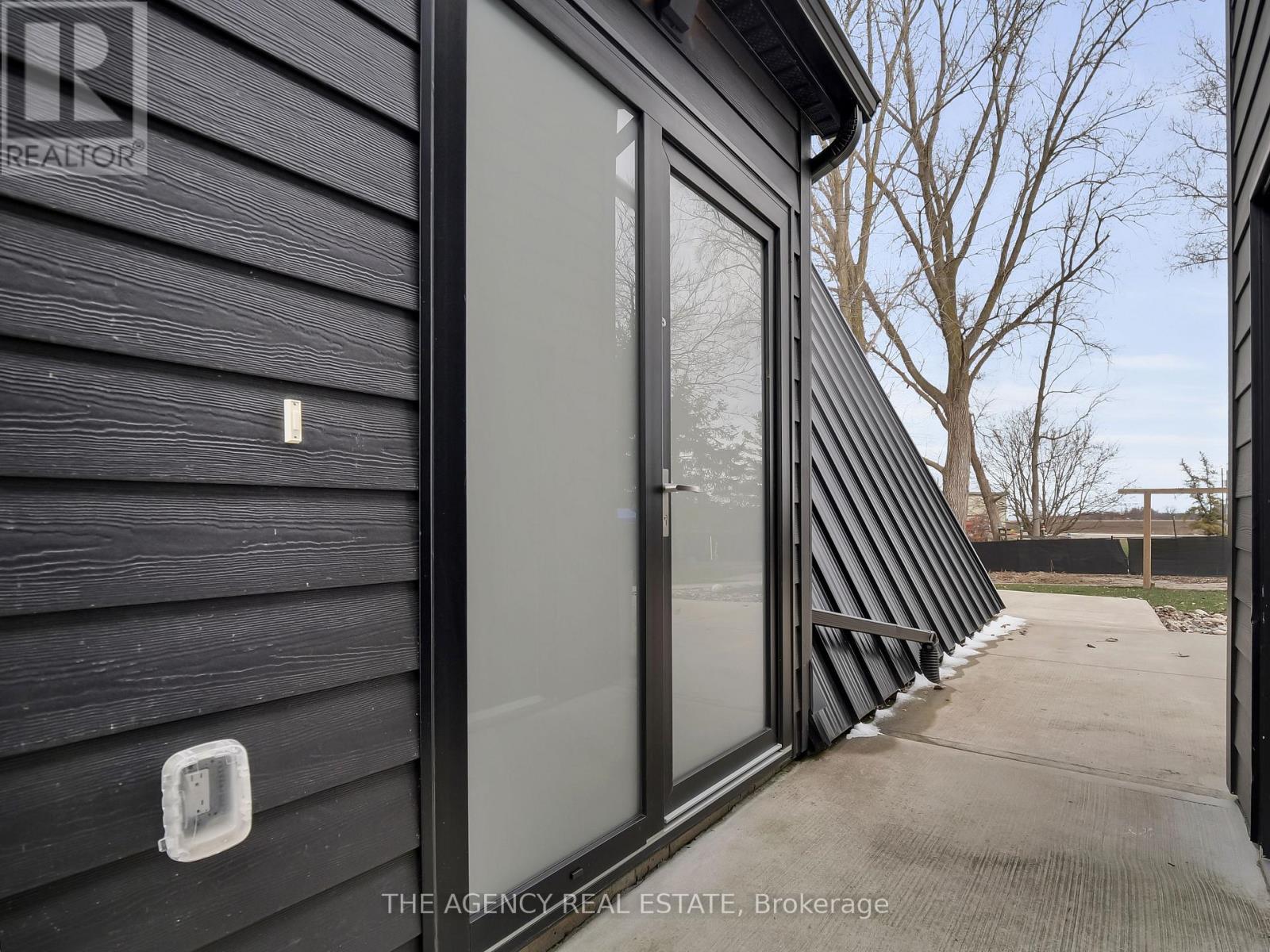 8464 Adams Court, Lambton Shores, Ontario  N0M 1T0 - Photo 3 - X13133104