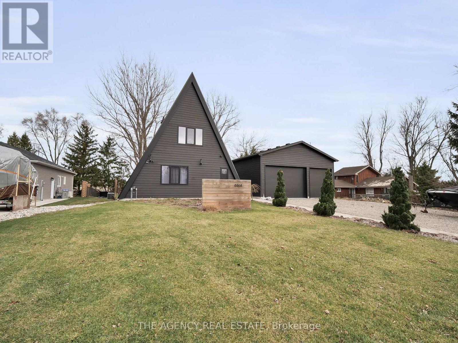 8464 Adams Court, Lambton Shores, Ontario  N0M 1T0 - Photo 4 - X13133104