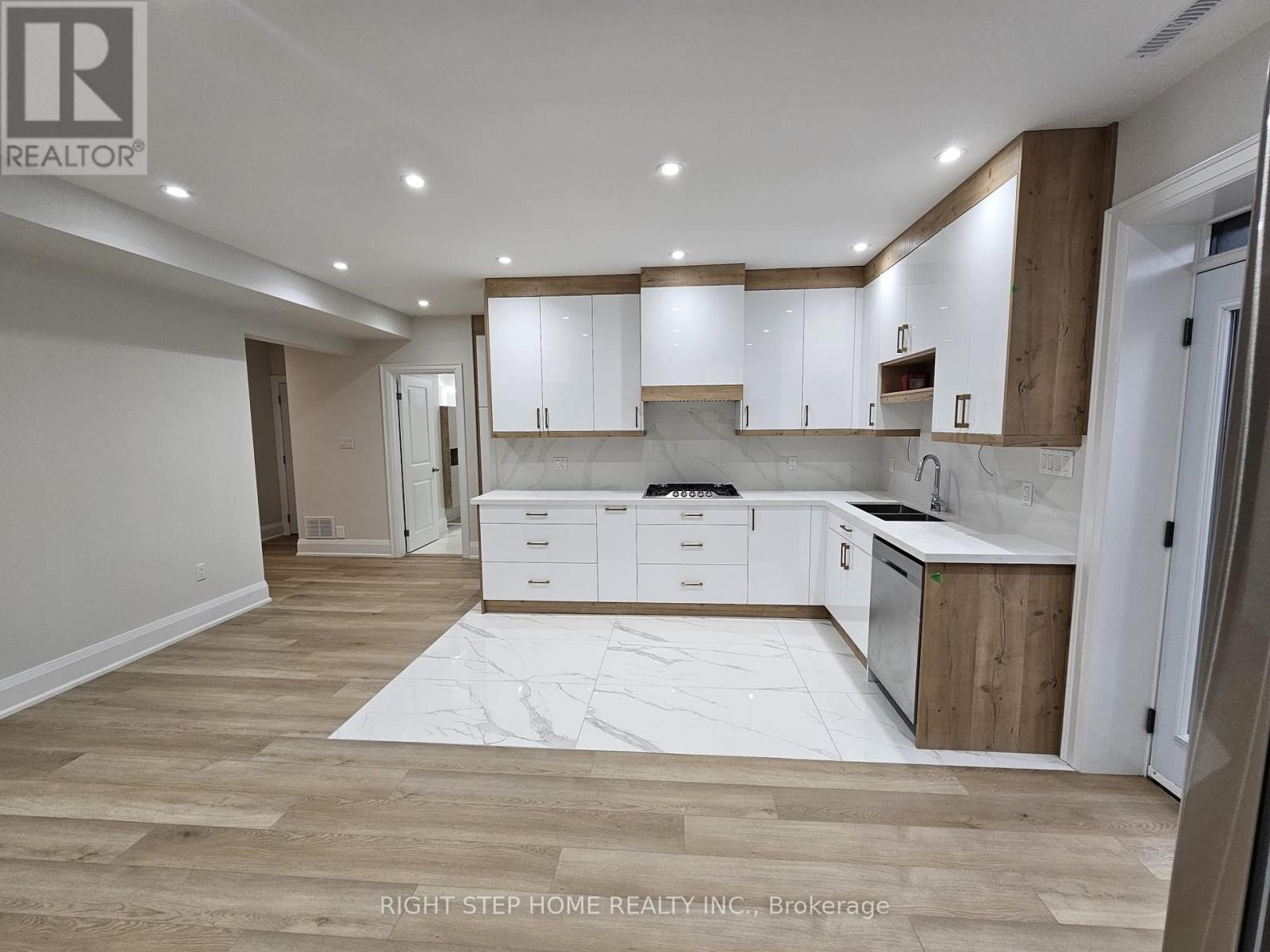 41 Sugarbush Square E, Toronto, Ontario  M1C 3M6 - Photo 2 - E13132898