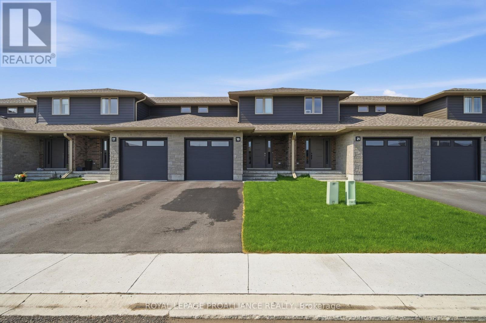 19 Parkland Circle, Quinte West, Ontario  K8V 0R3 - Photo 1 - X13133180
