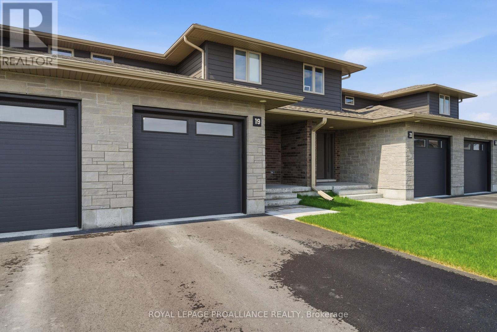 19 Parkland Circle, Quinte West, Ontario  K8V 0R3 - Photo 2 - X13133180