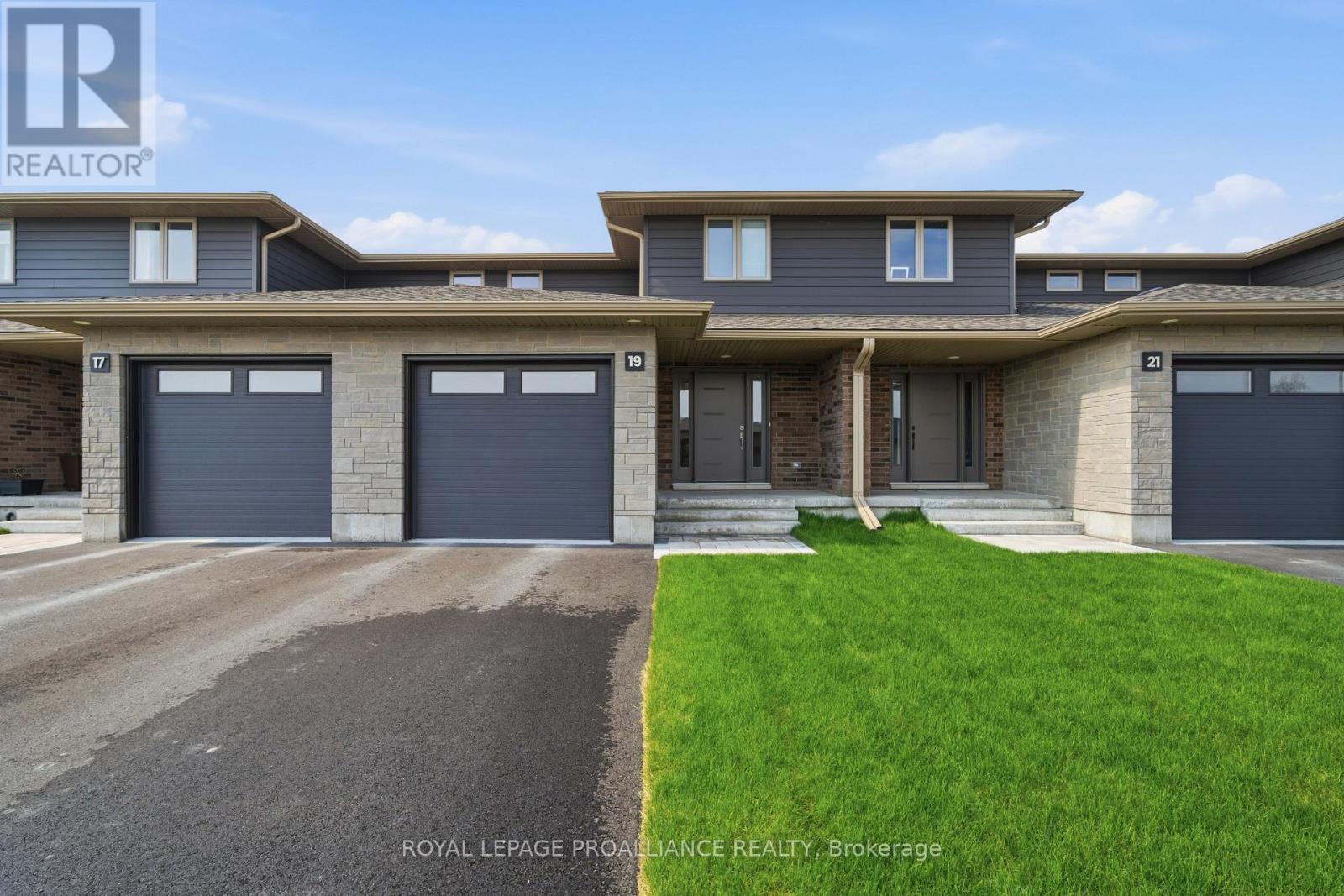 19 Parkland Circle, Quinte West, Ontario  K8V 0R3 - Photo 3 - X13133180