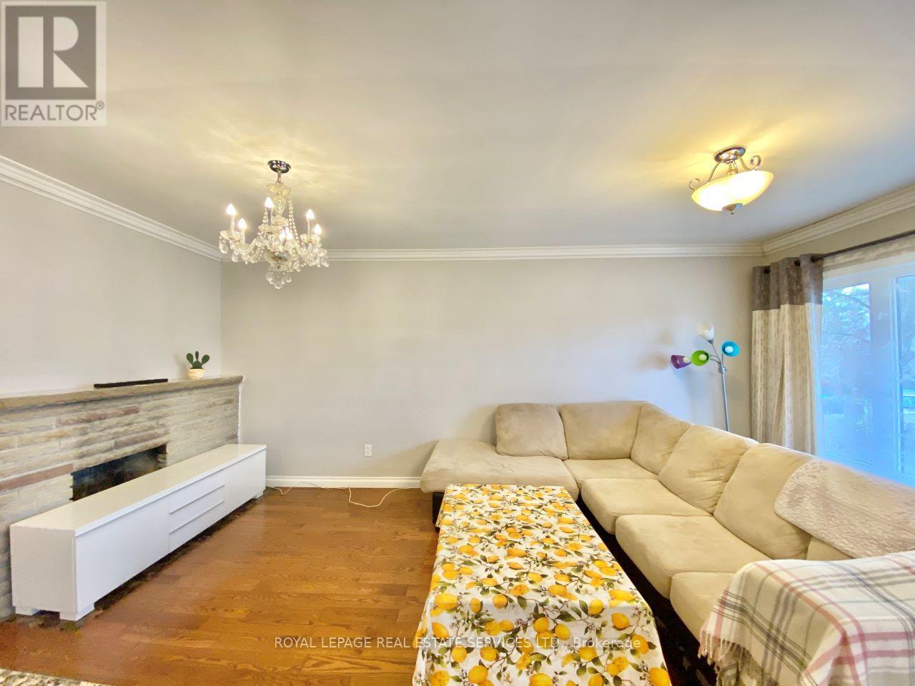 3009 O'hagan Drive, Mississauga, Ontario  L5C 2C4 - Photo 5 - W13132750