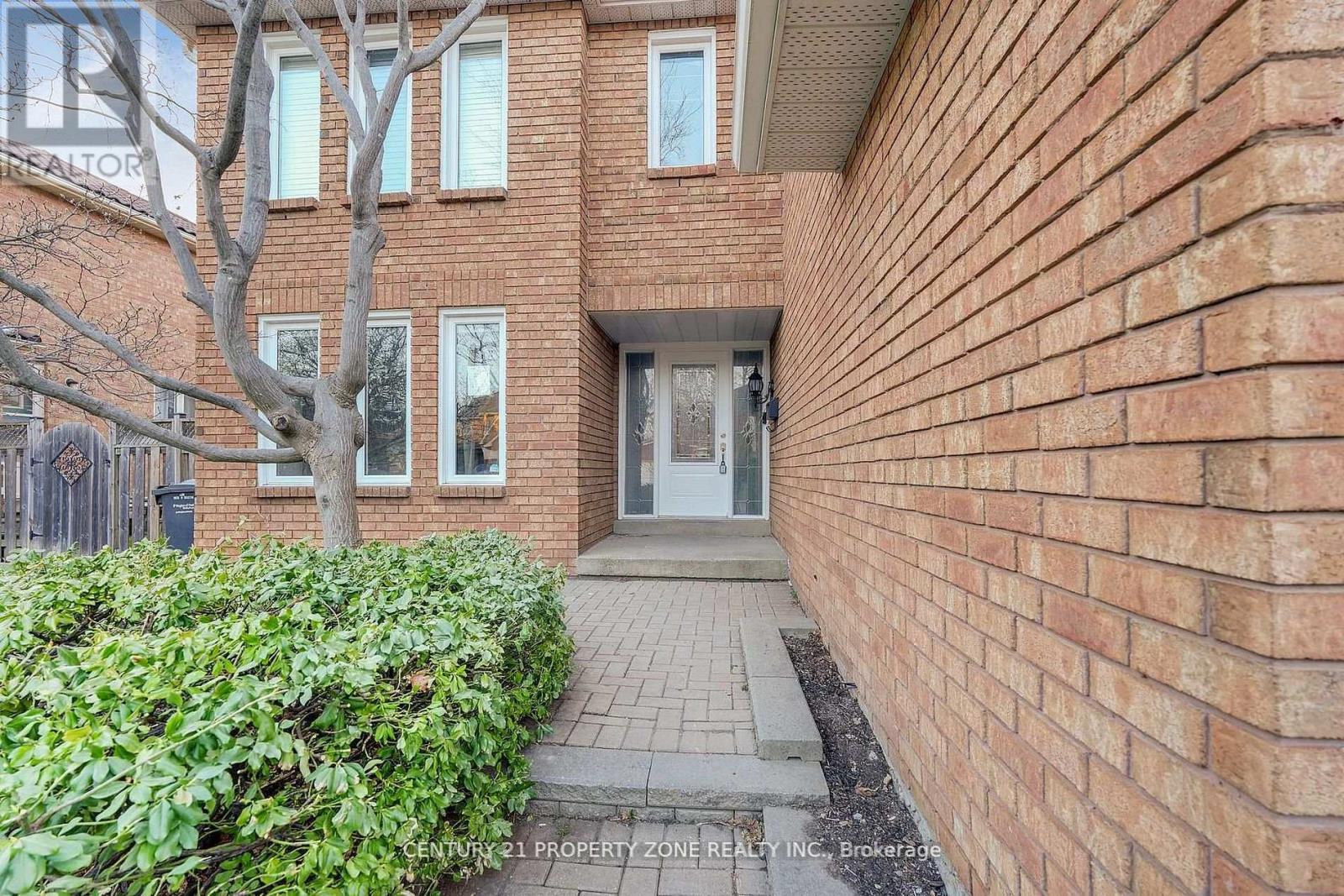 4 Garbutt Crescent, Brampton, Ontario  L6X 3G5 - Photo 2 - W13132924