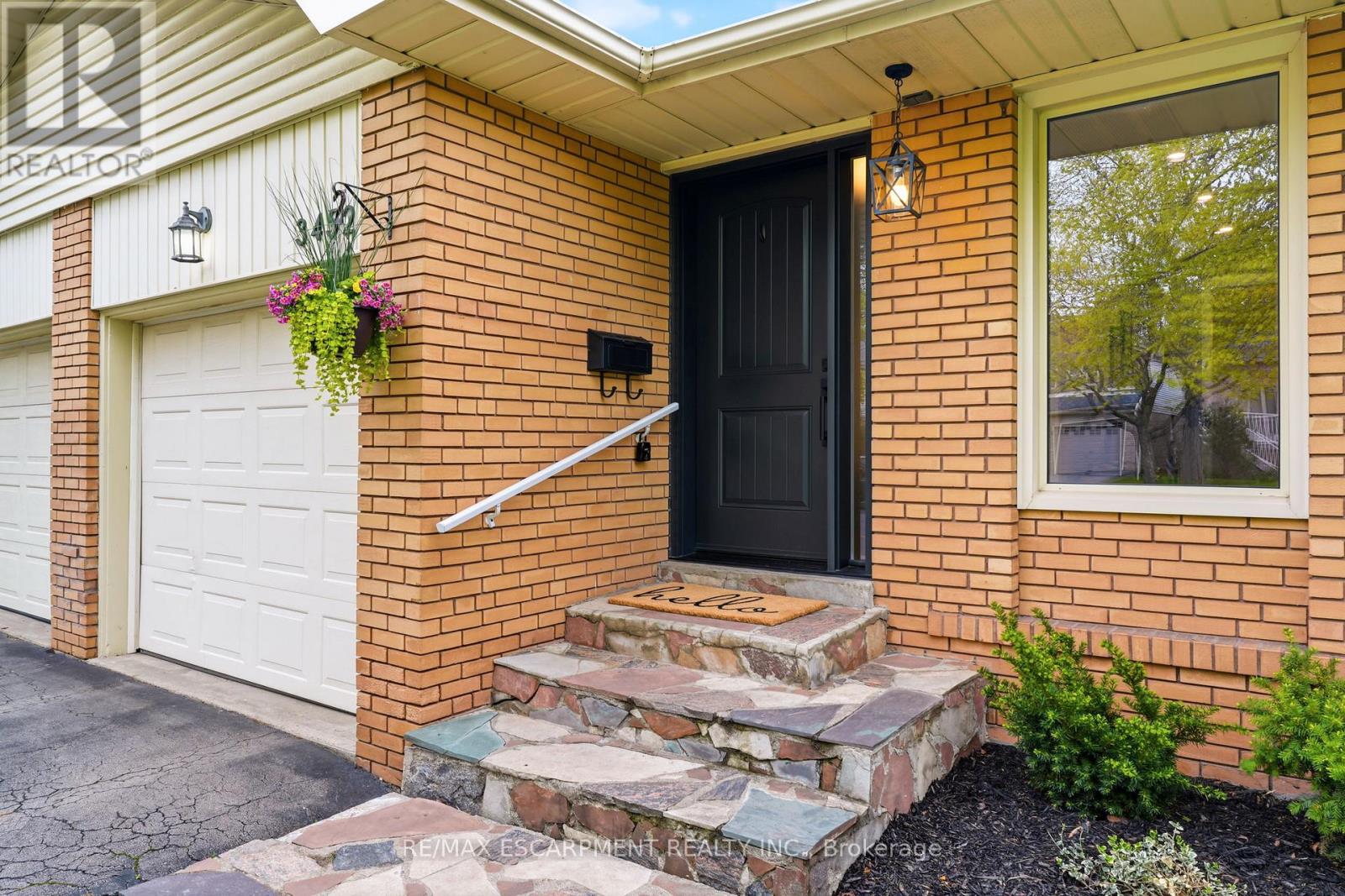 3452 Caplan Crescent, Burlington, Ontario  L7N 2P9 - Photo 2 - W13132996