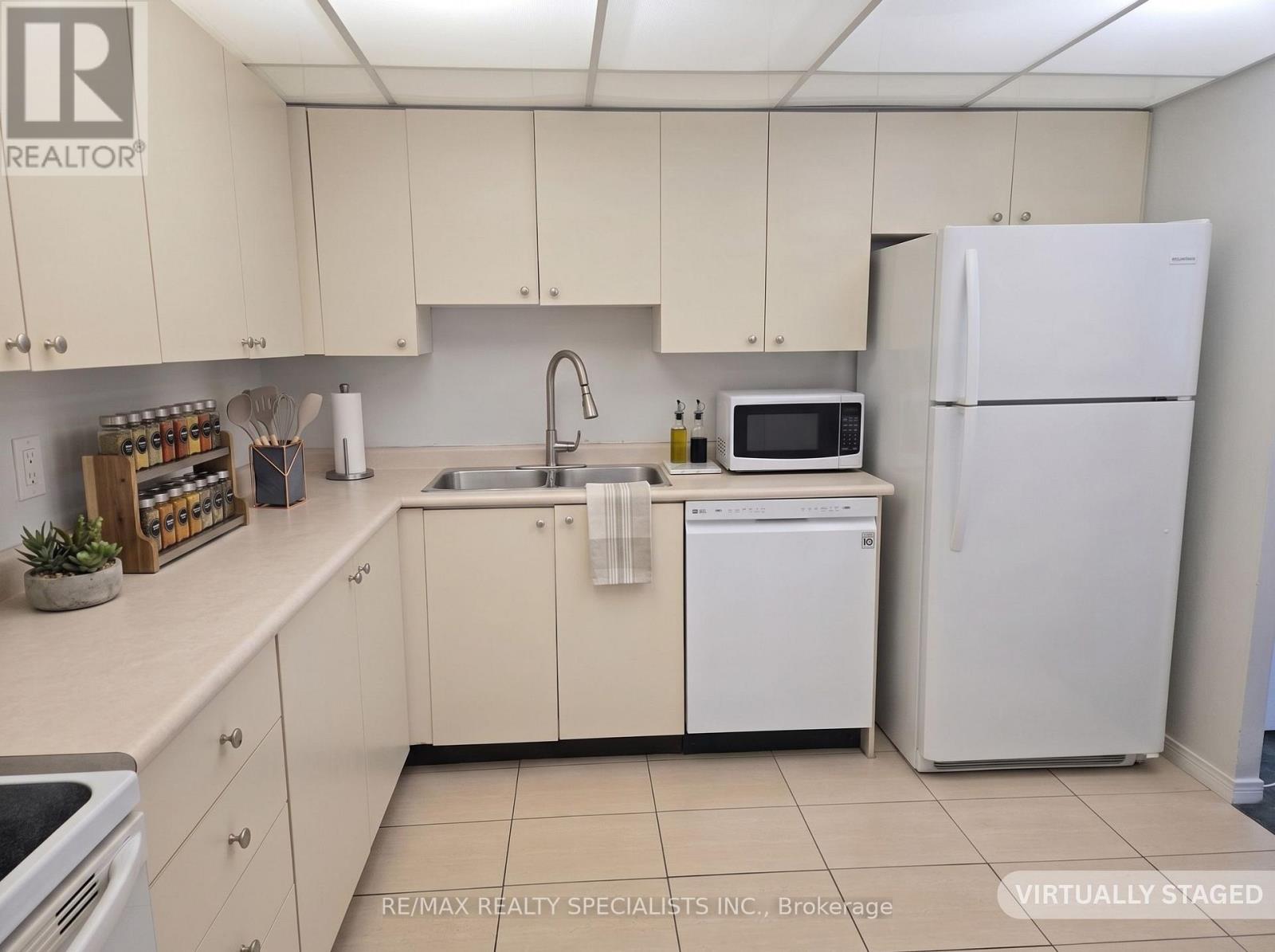 1709 - 145 Hillcrest Avenue, Mississauga, Ontario L5B 3Z1 - Photo 2 - W13133008