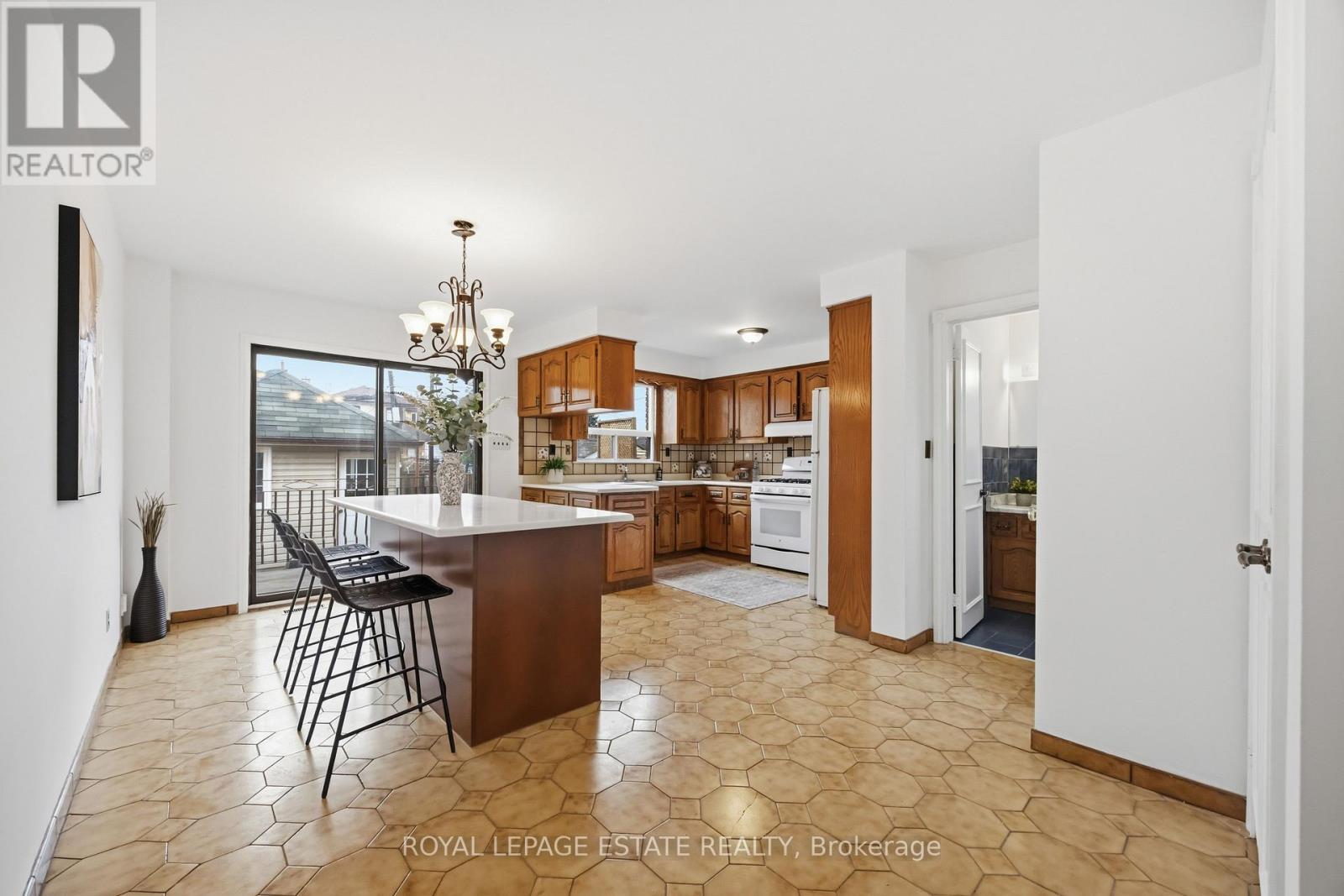 293 Harvie Avenue, Toronto, Ontario  M6E 4L2 - Photo 7 - W13133078