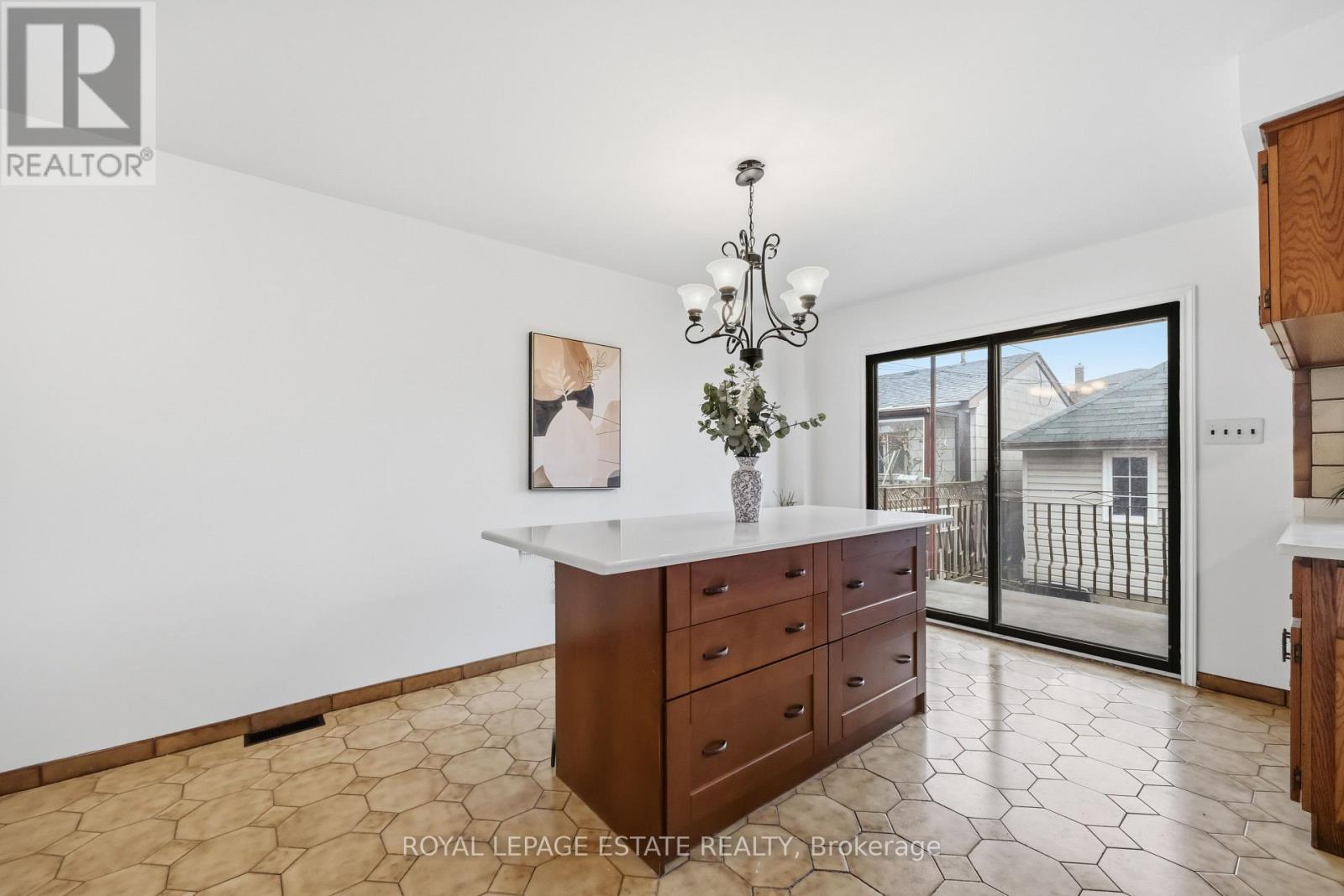 293 Harvie Avenue, Toronto, Ontario  M6E 4L2 - Photo 8 - W13133078