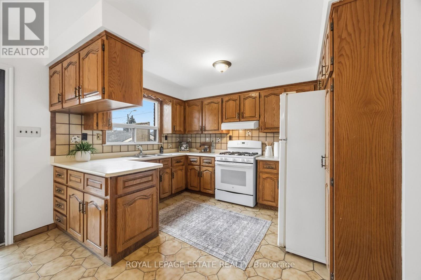 293 Harvie Avenue, Toronto, Ontario  M6E 4L2 - Photo 9 - W13133078