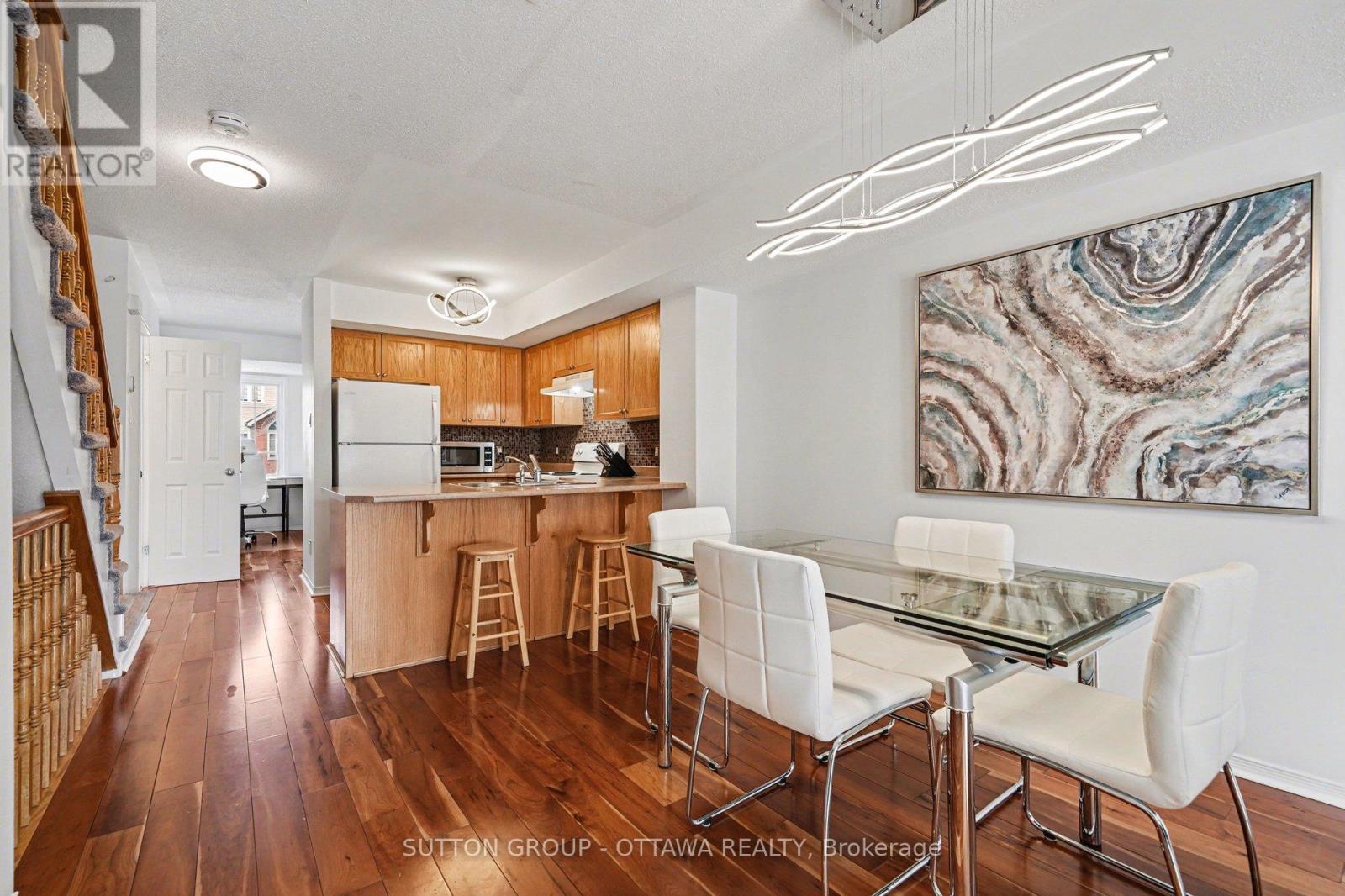 56 Steele Park Private, Ottawa, Ontario  K1J 0J2 - Photo 4 - X12869722