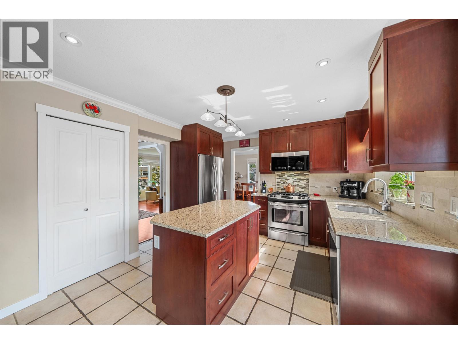 3 Simon Fraser Court, Port Moody, British Columbia  V3H 4S4 - Photo 10 - R3124112