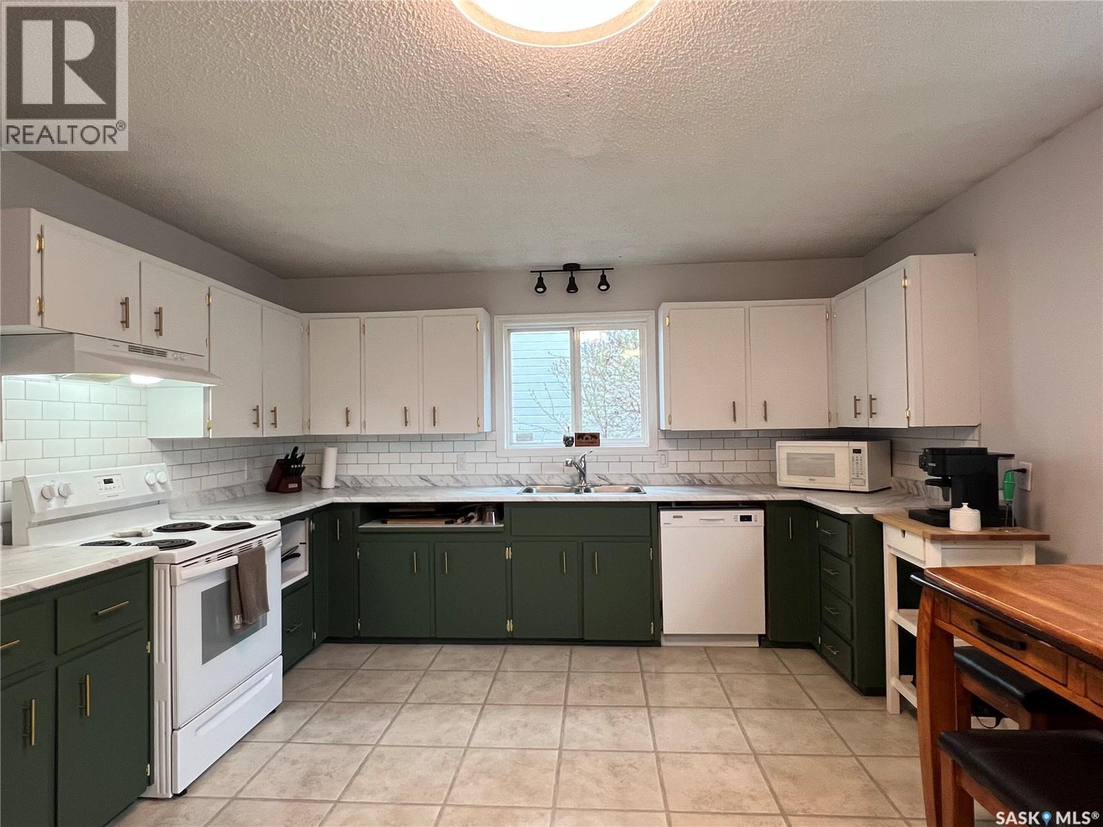 23 Marion Crescent, Meadow Lake, Saskatchewan  S9X 1B7 - Photo 4 - SK036048