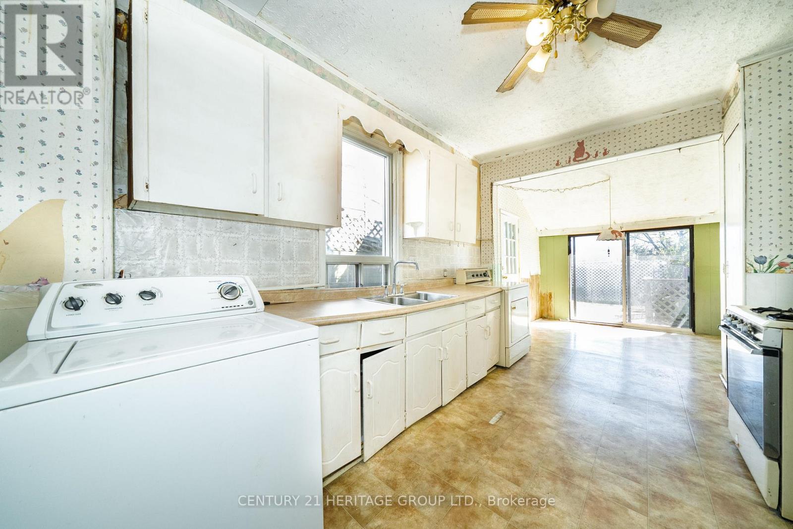 403 Brock Avenue, Toronto, Ontario  M6H 3N6 - Photo 5 - C13133224
