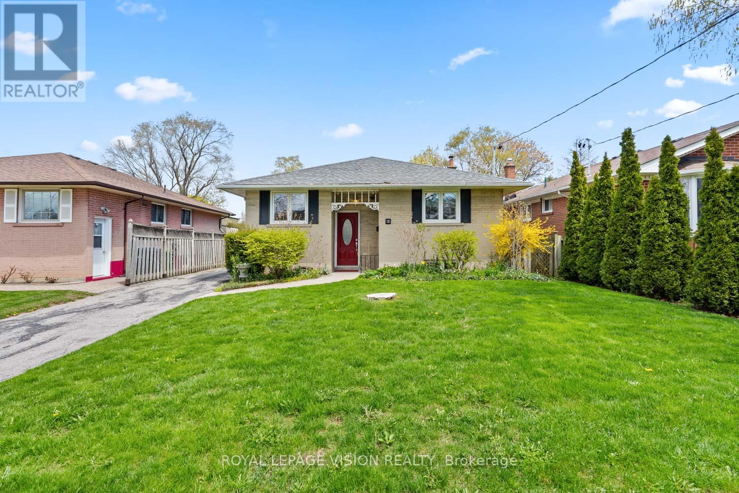 6 MACDUFF CRESCENT, Toronto, Ontario