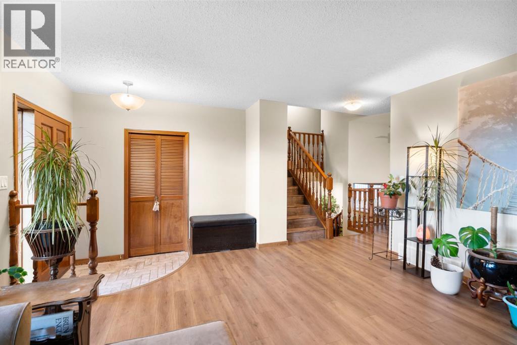 10 Carolina Drive W, Cochrane, Alberta  T4C 1C2 - Photo 9 - A2284084