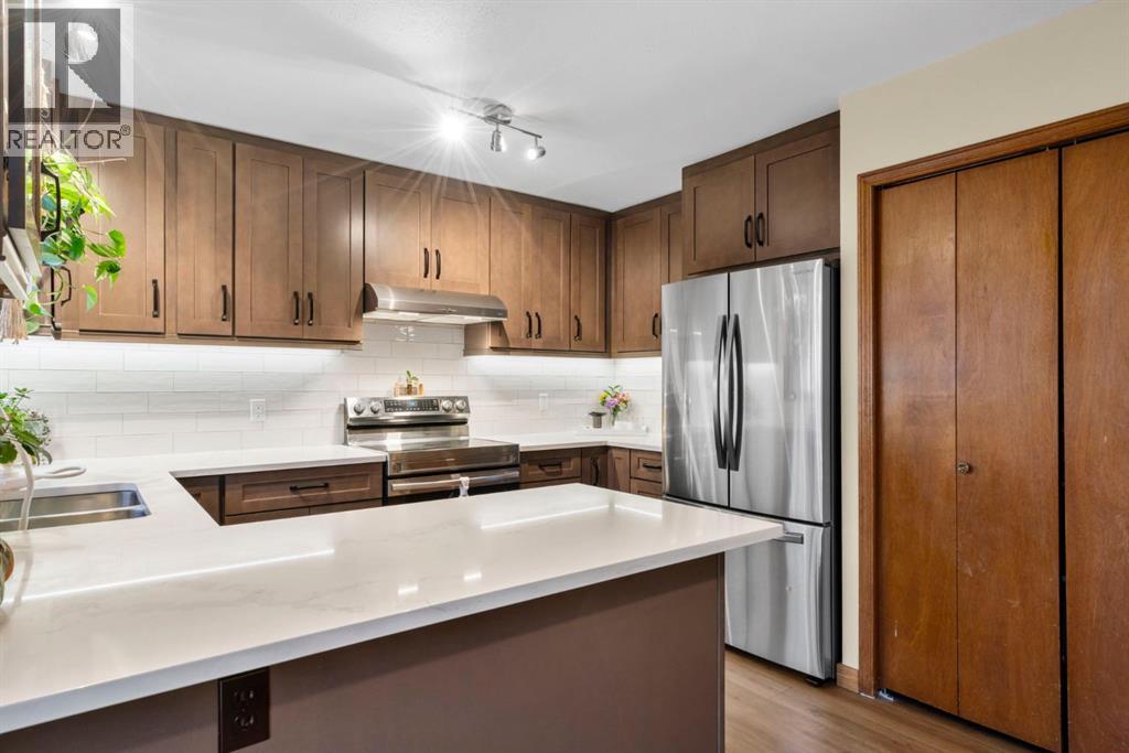 10 Carolina Drive W, Cochrane, Alberta  T4C 1C2 - Photo 4 - A2284084