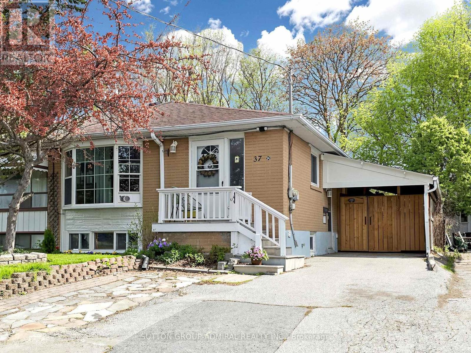 37 NEWBURY DRIVE, Newmarket, Ontario