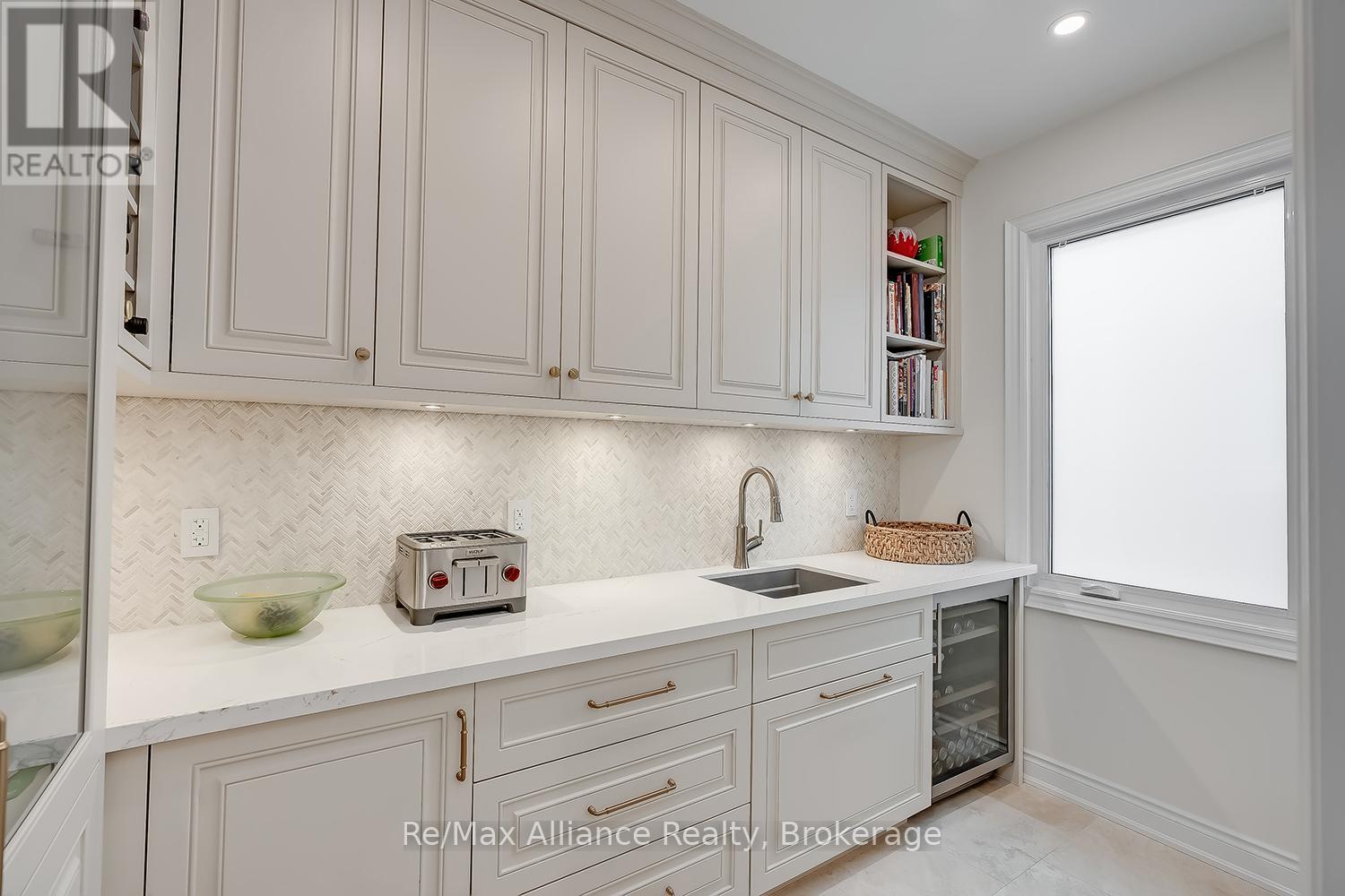 203 Burloak Drive, Oakville, Ontario  L6L 6T6 - Photo 14 - W13133516