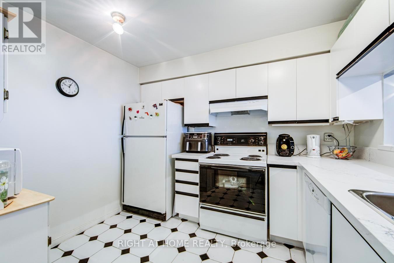 306 - 330 Rathburn Road W, Mississauga, Ontario  L5B 3Y1 - Photo 18 - W13133292