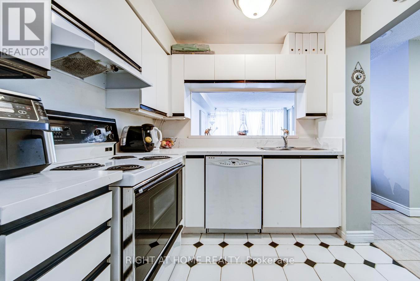 306 - 330 Rathburn Road W, Mississauga, Ontario  L5B 3Y1 - Photo 19 - W13133292