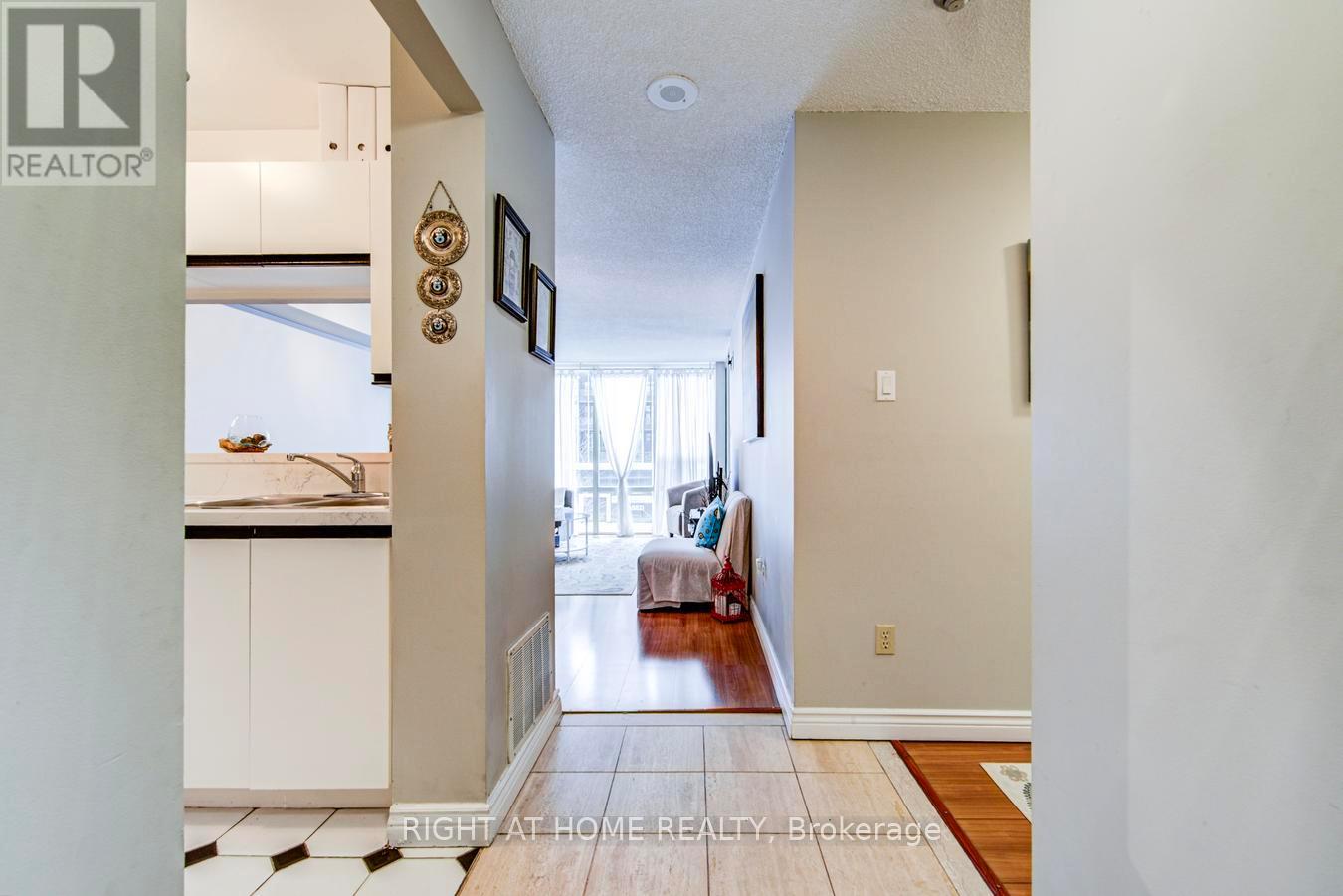 306 - 330 Rathburn Road W, Mississauga, Ontario  L5B 3Y1 - Photo 8 - W13133292