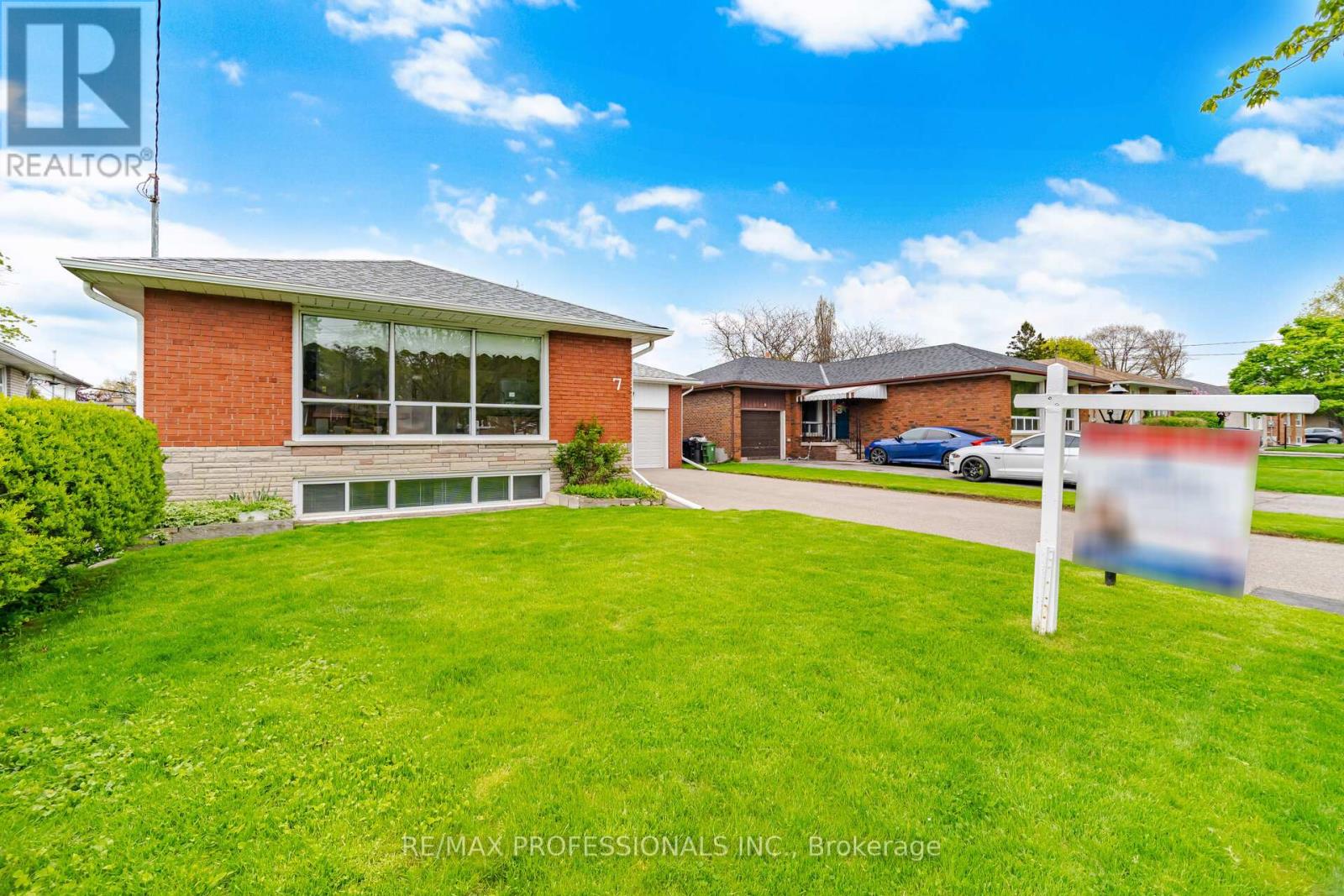 7 Pettit Drive, Toronto, Ontario  M9R 2W6 - Photo 3 - W13007172