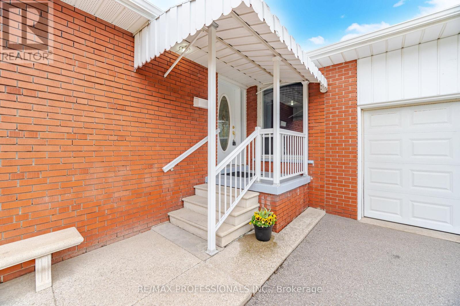 7 Pettit Drive, Toronto, Ontario  M9R 2W6 - Photo 4 - W13007172