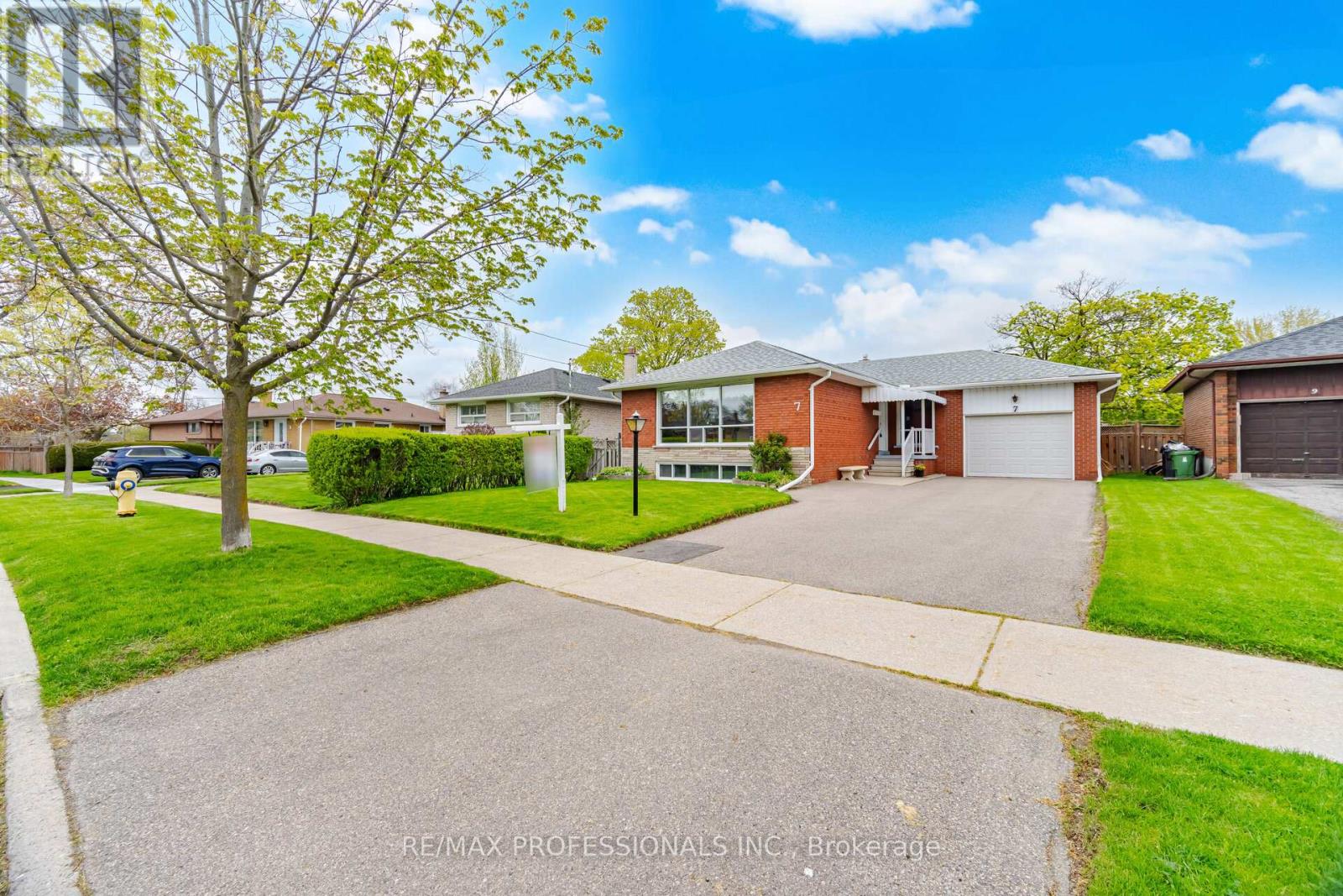 7 PETTIT DRIVE, Toronto, Ontario