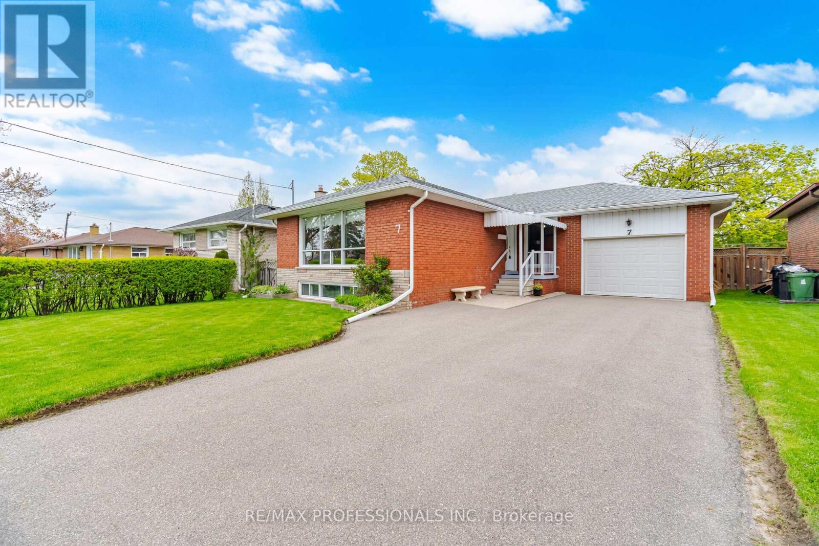7 Pettit Drive, Toronto, Ontario  M9R 2W6 - Photo 2 - W13007172
